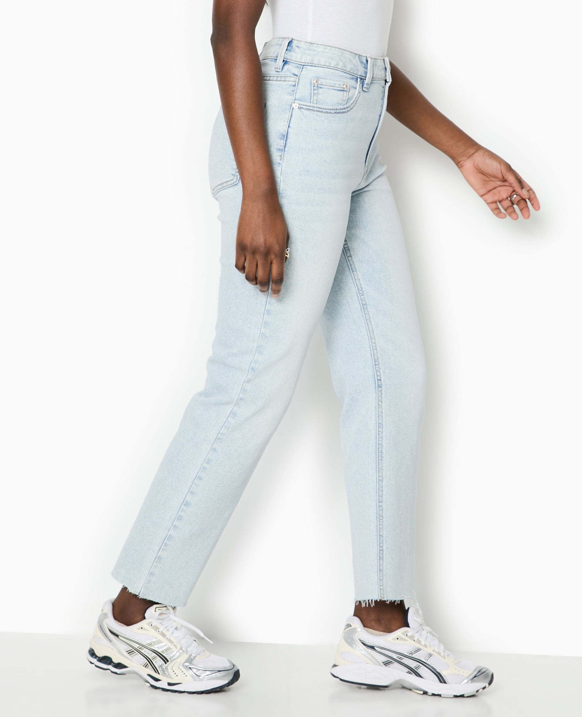 Jean droit taille haute avec bas coupés