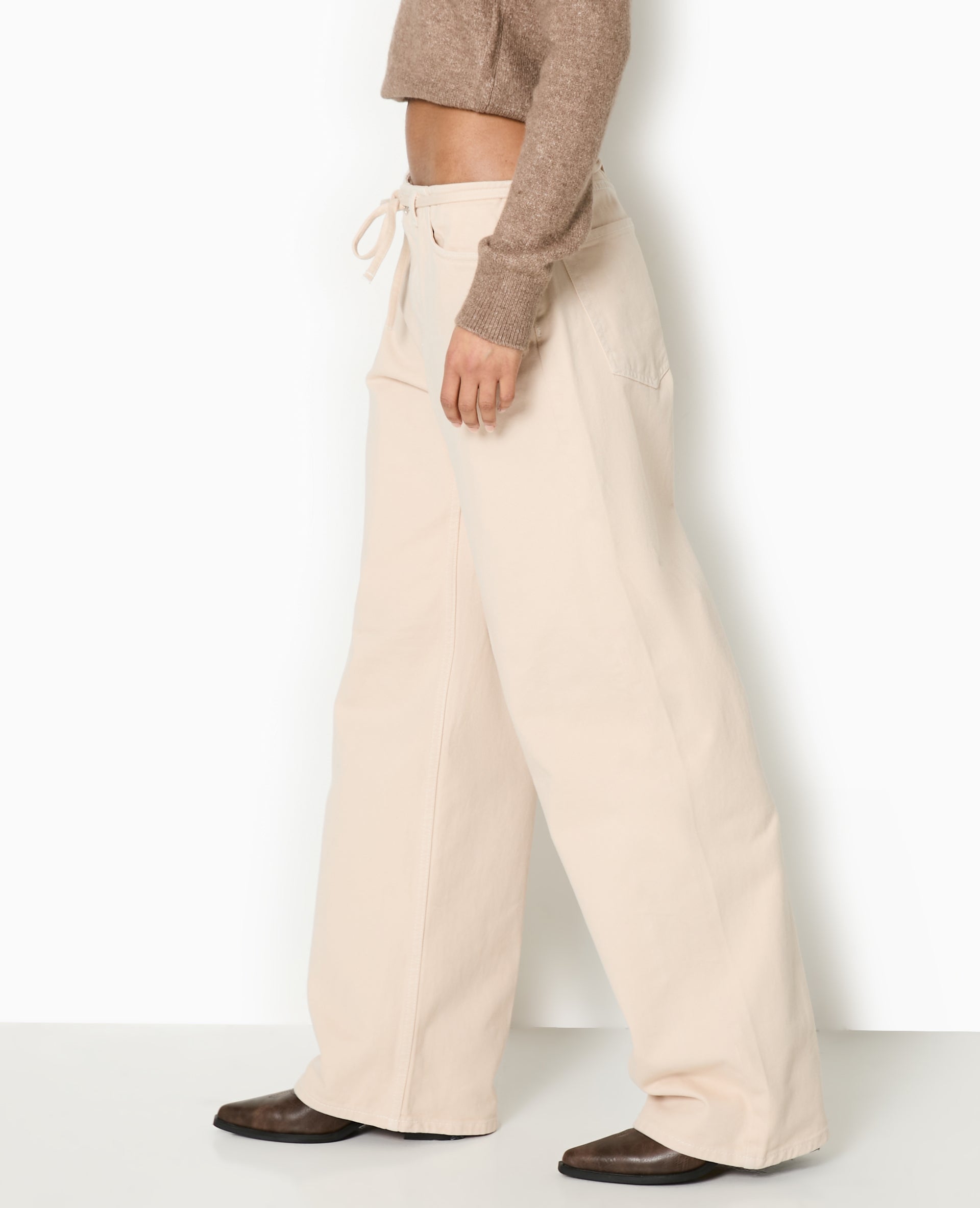 Jean droit taille basse avec ceinture à nouer
