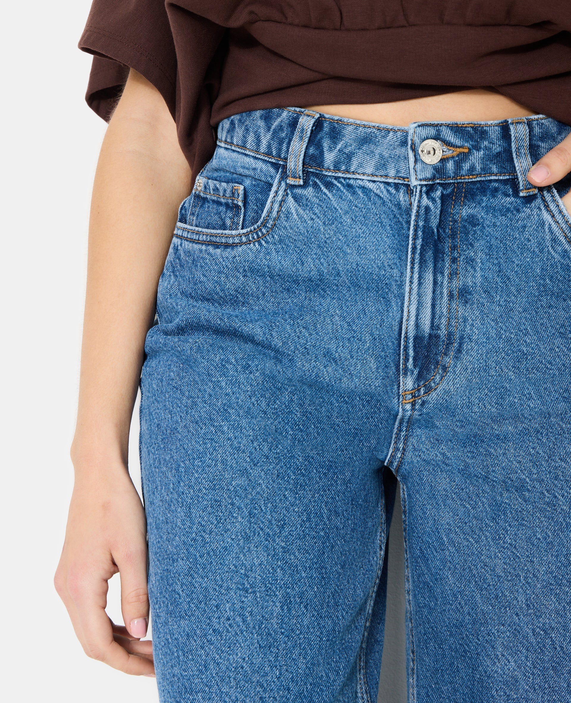 Jean barrel taille haute avec jeux de coutures