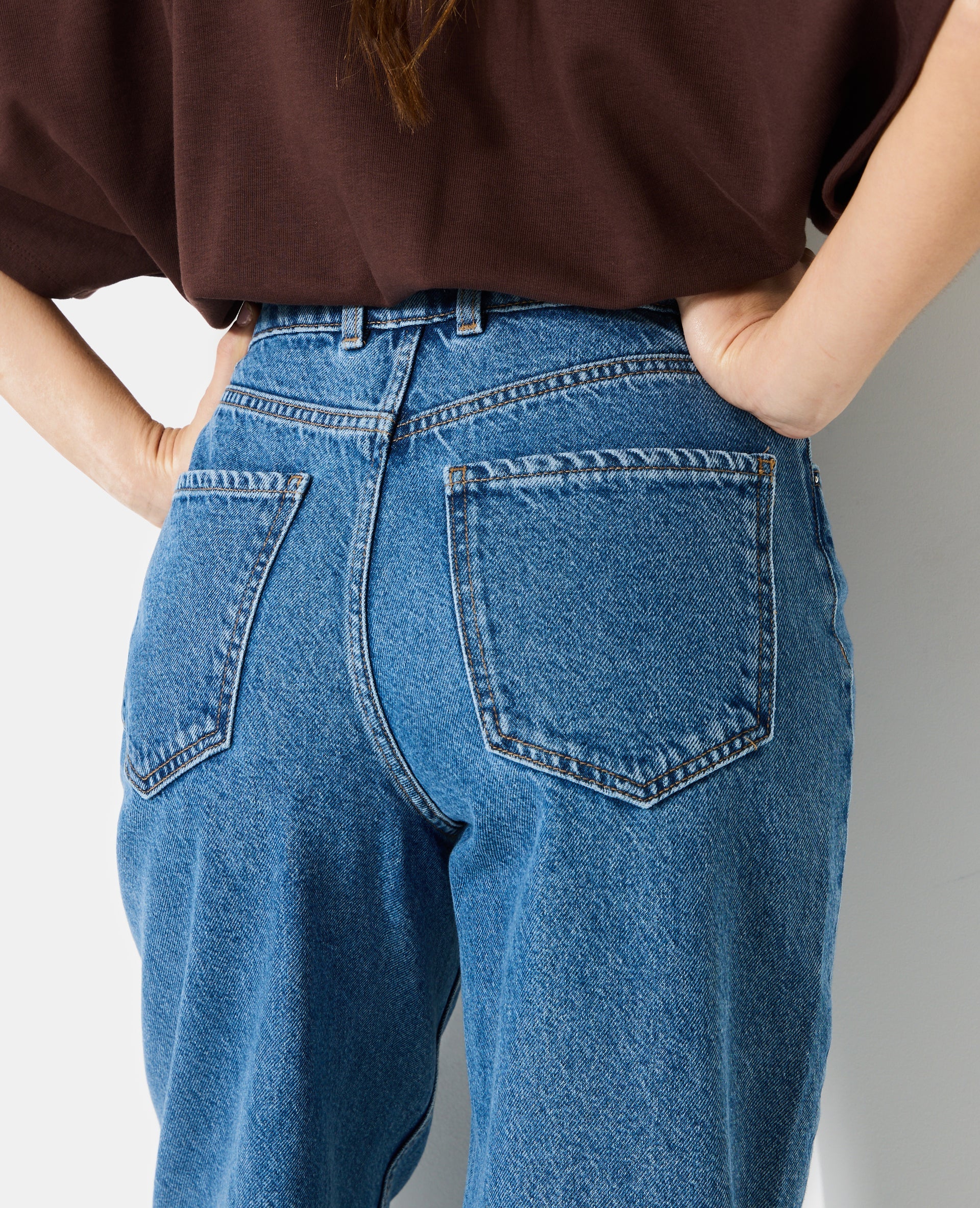 Jean barrel taille haute avec jeux de coutures