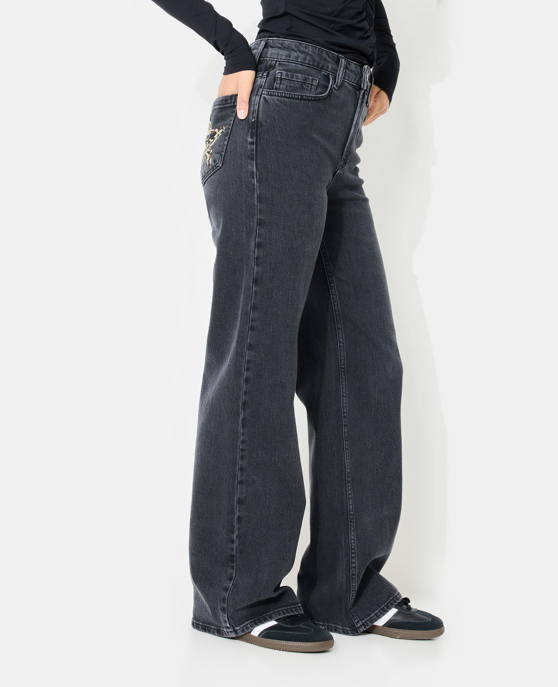 Jean straight avec étoiles strass sur poches arrières