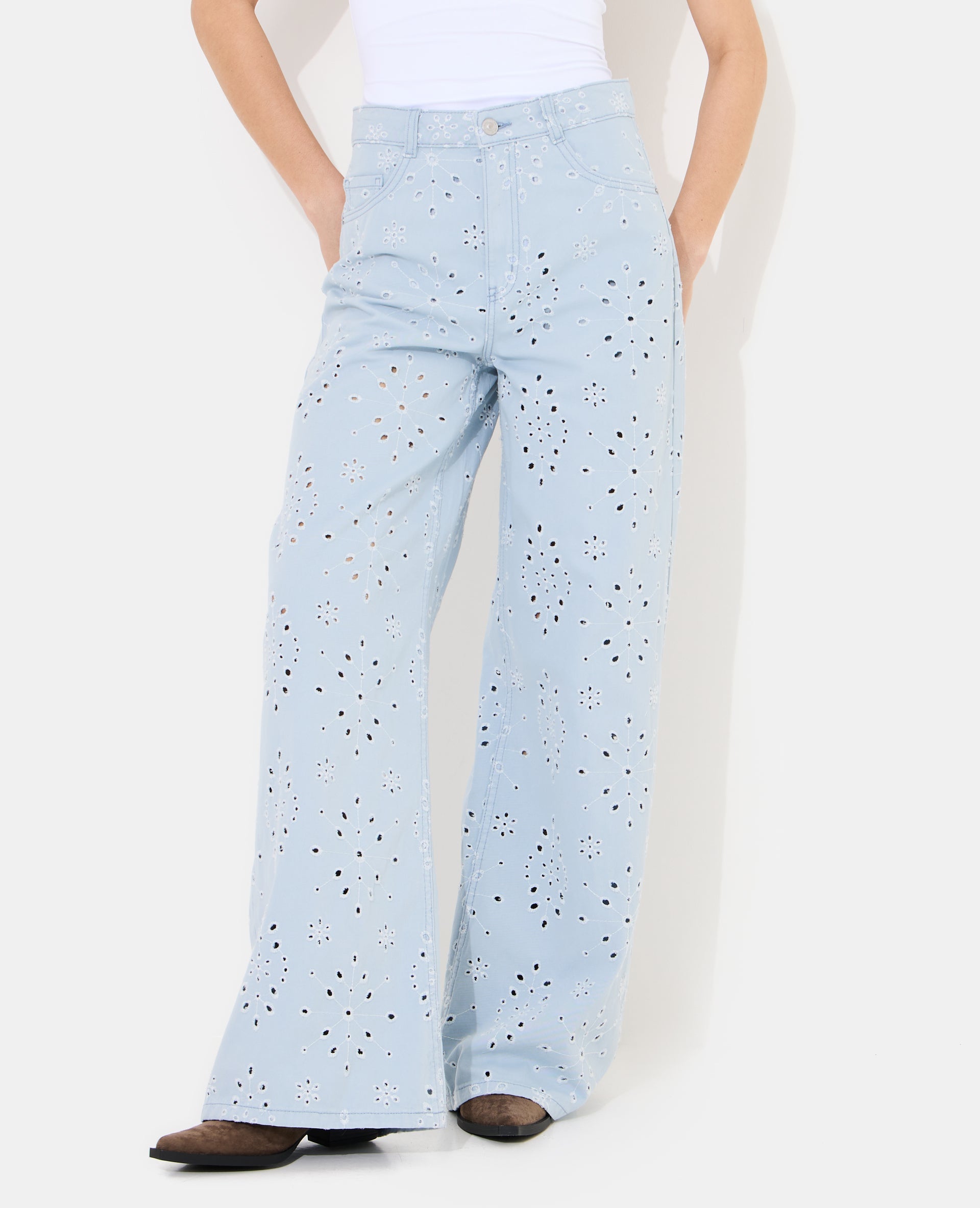 Jean wide ajouré façon broderie anglaise