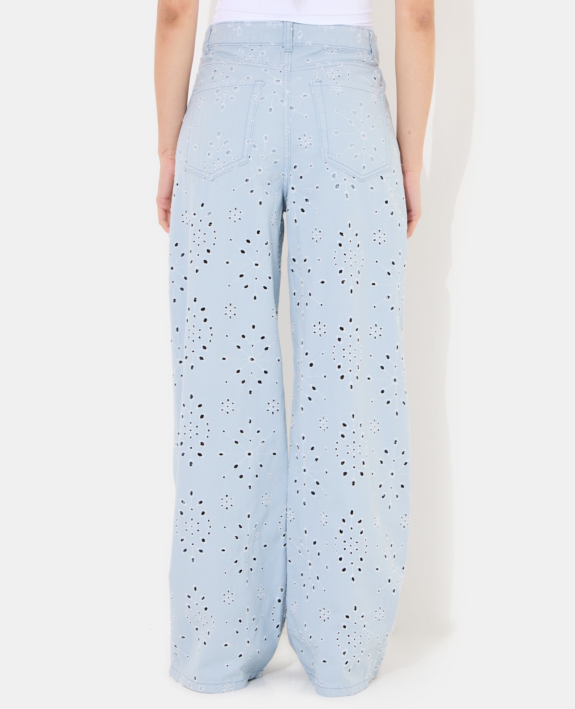 Jean wide ajouré façon broderie anglaise