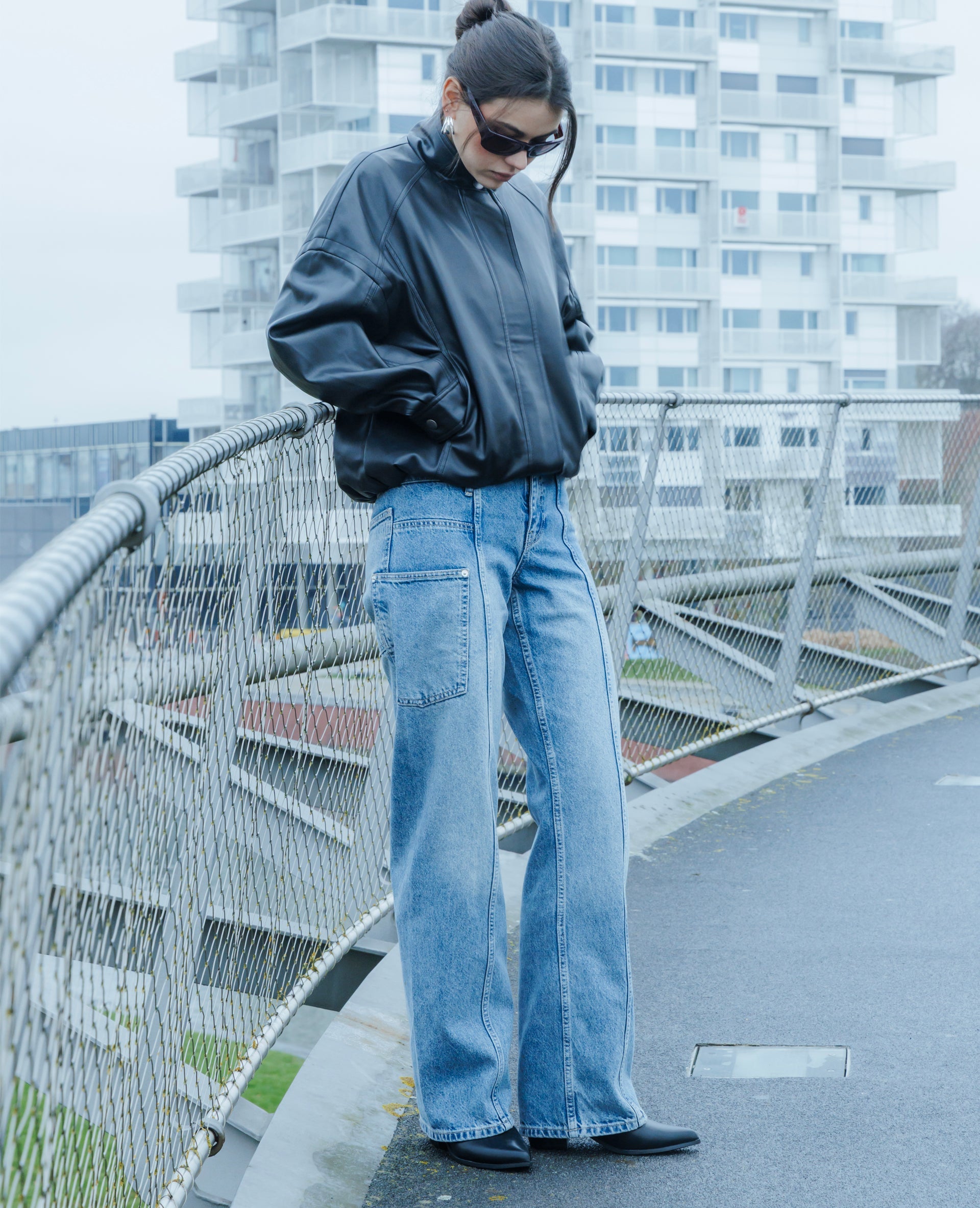 Jean straight avec jeux de coutures et de poches