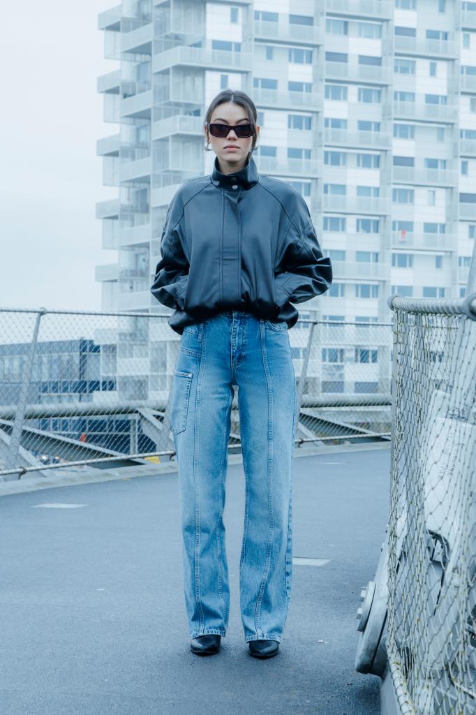 Jean straight avec jeux de coutures et de poches