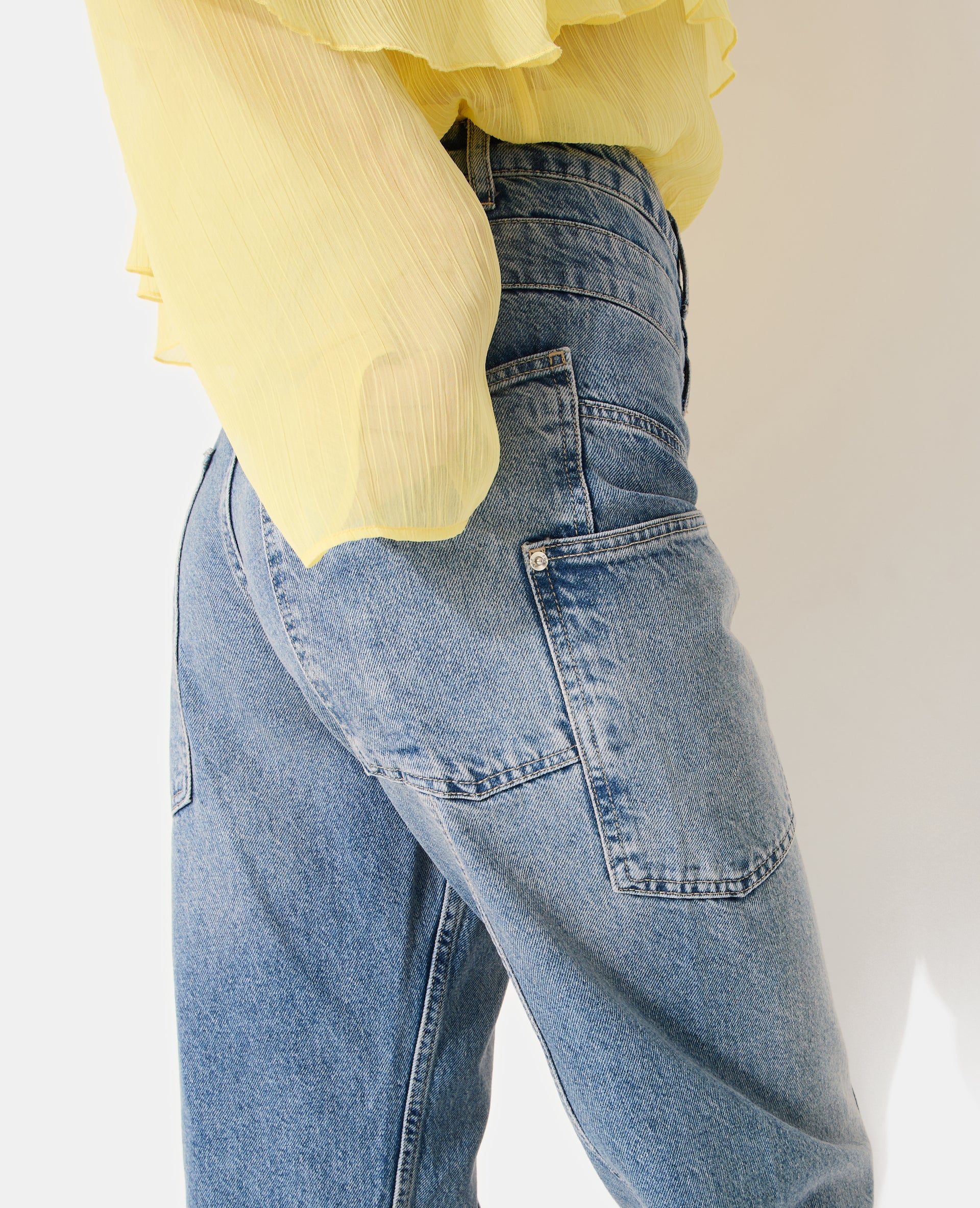 Jean straight avec jeux de coutures et de poches