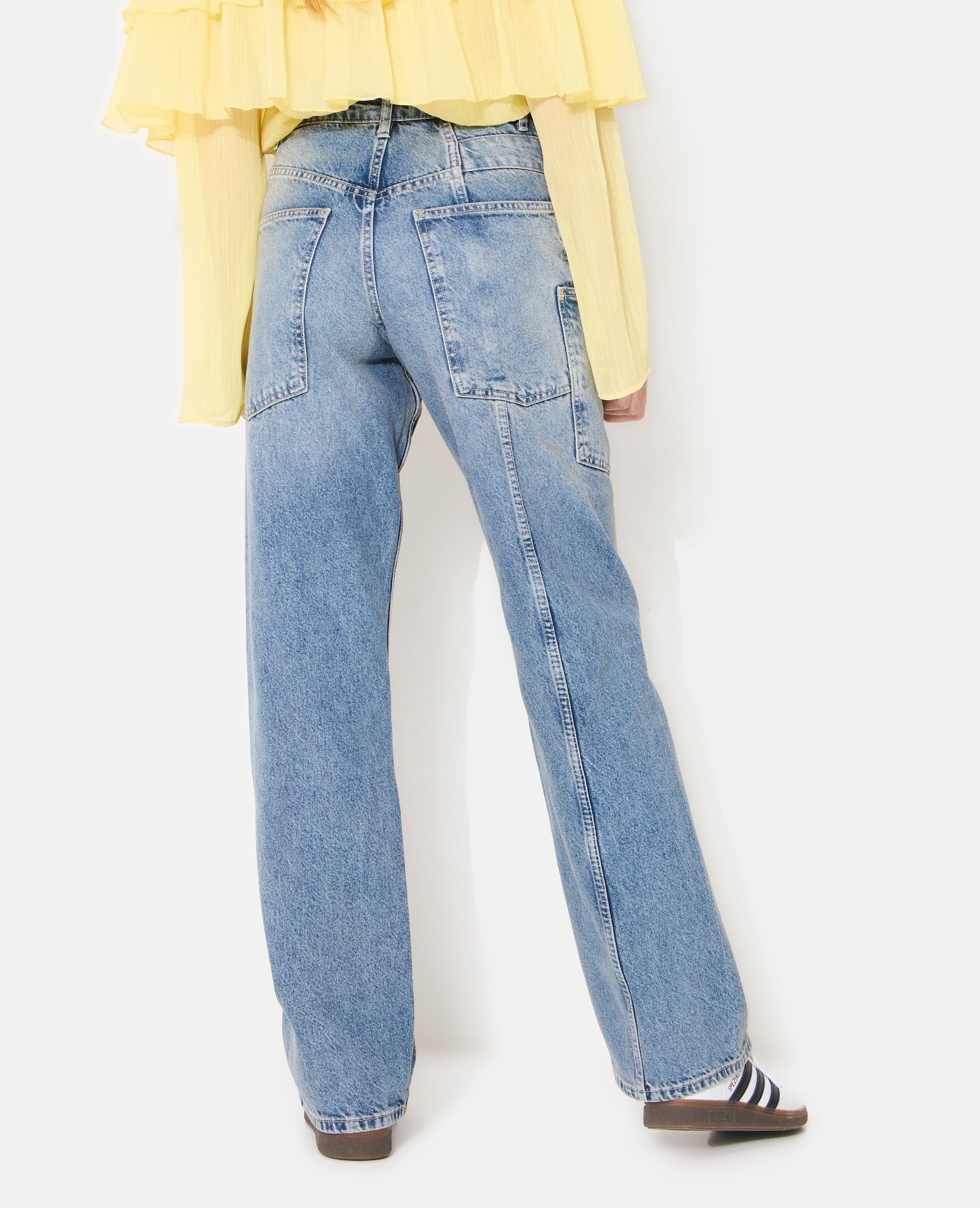 Jean straight avec jeux de coutures et de poches