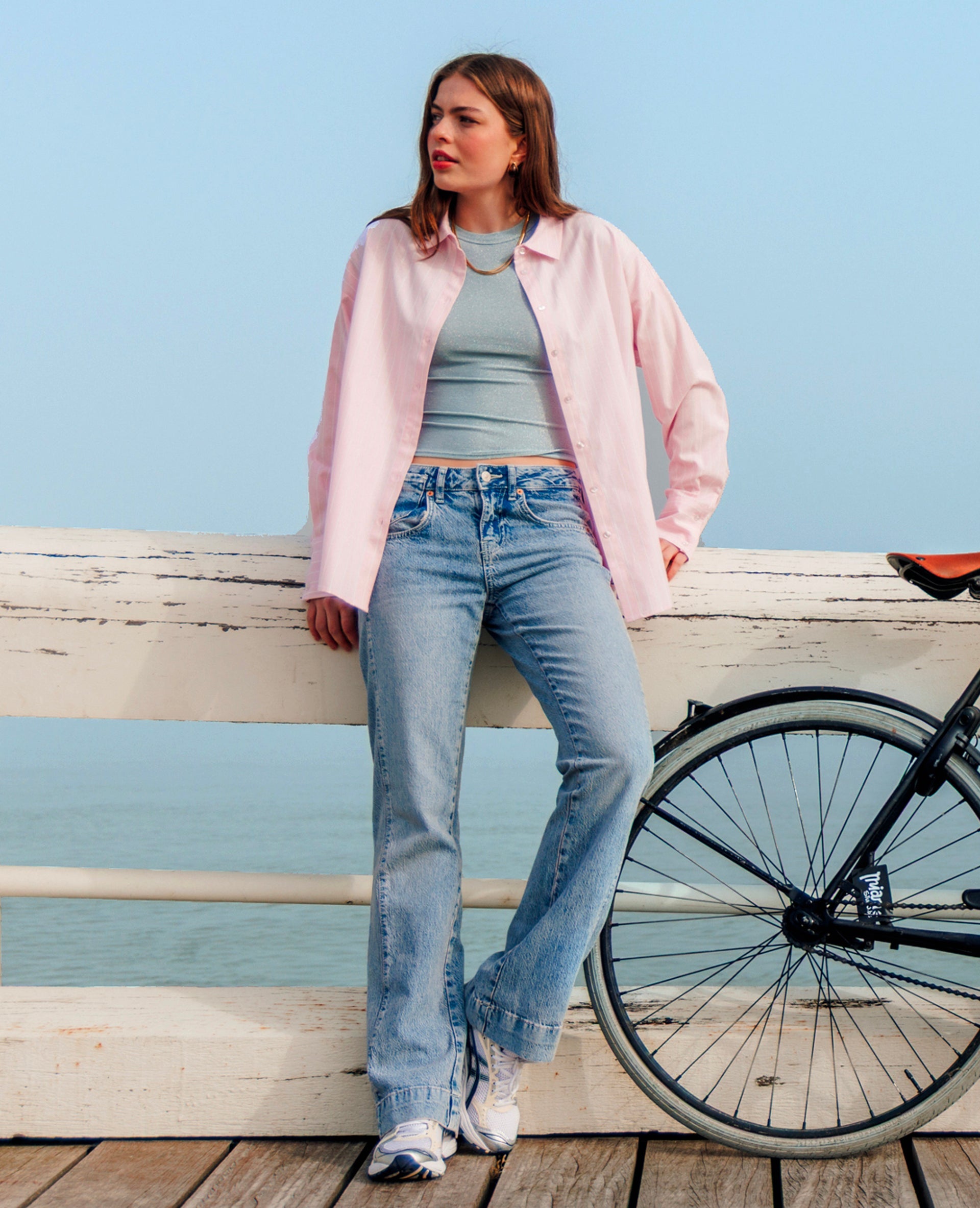 Jean flare taille basse avec détails coutures