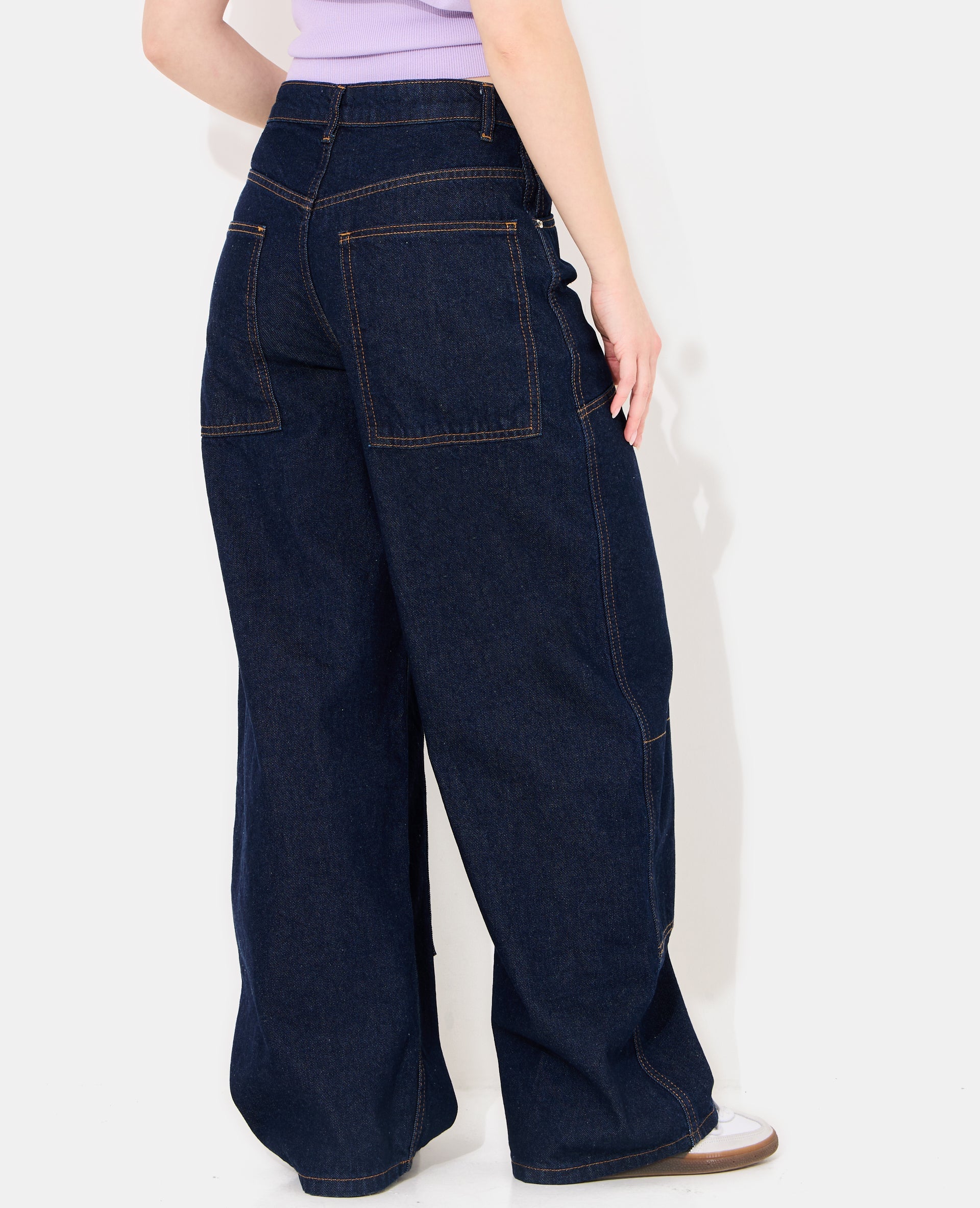 Jean barrel taille medium avec jeux de couture
