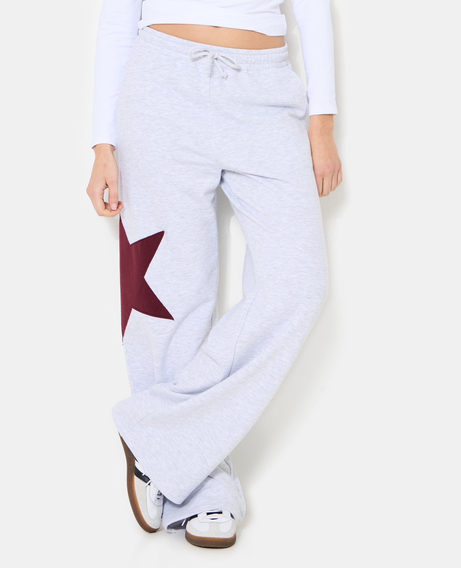 Pantalon large en molleton avec étoile contrastée