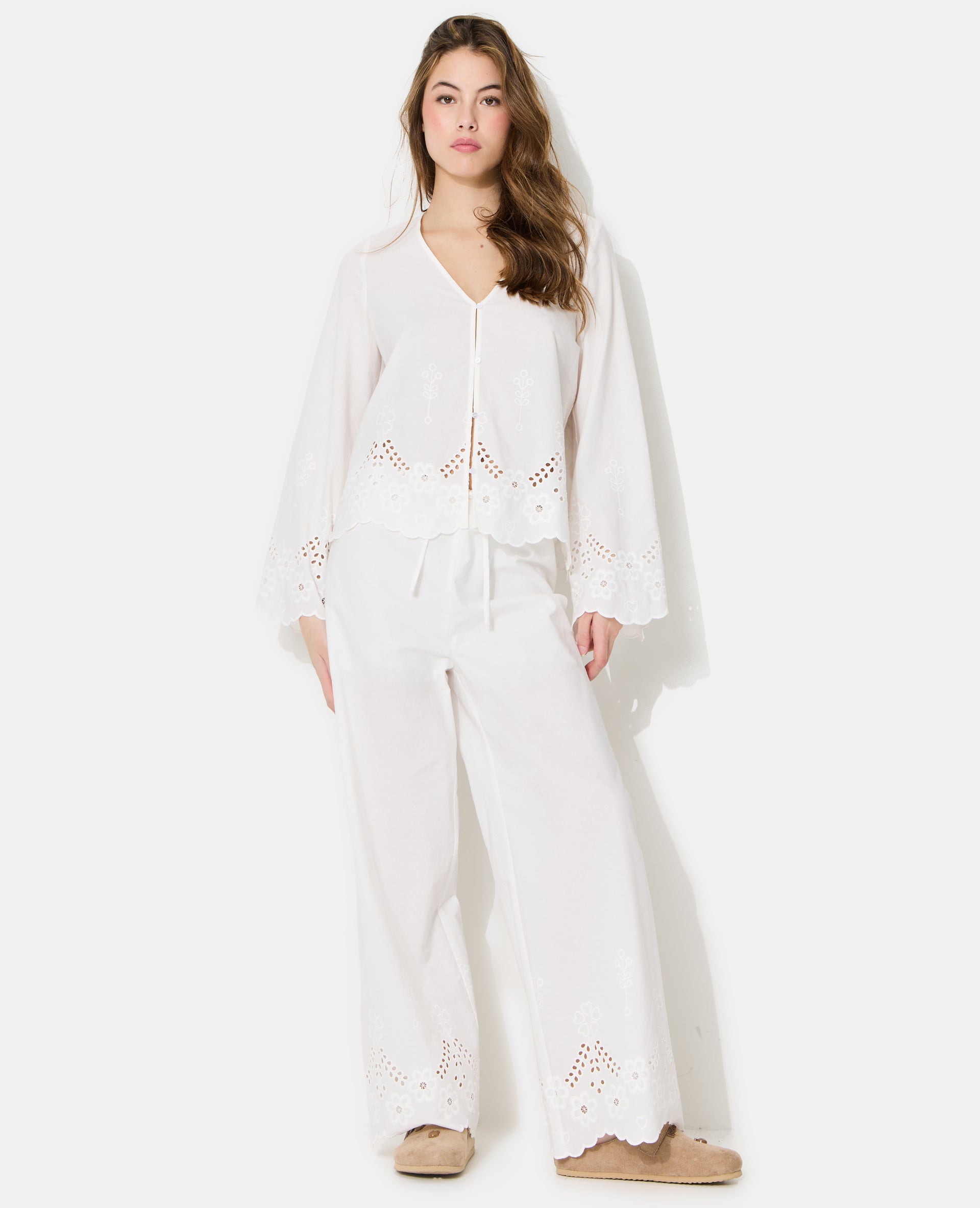 Pantalon droit avec broderie anglaise ajourée