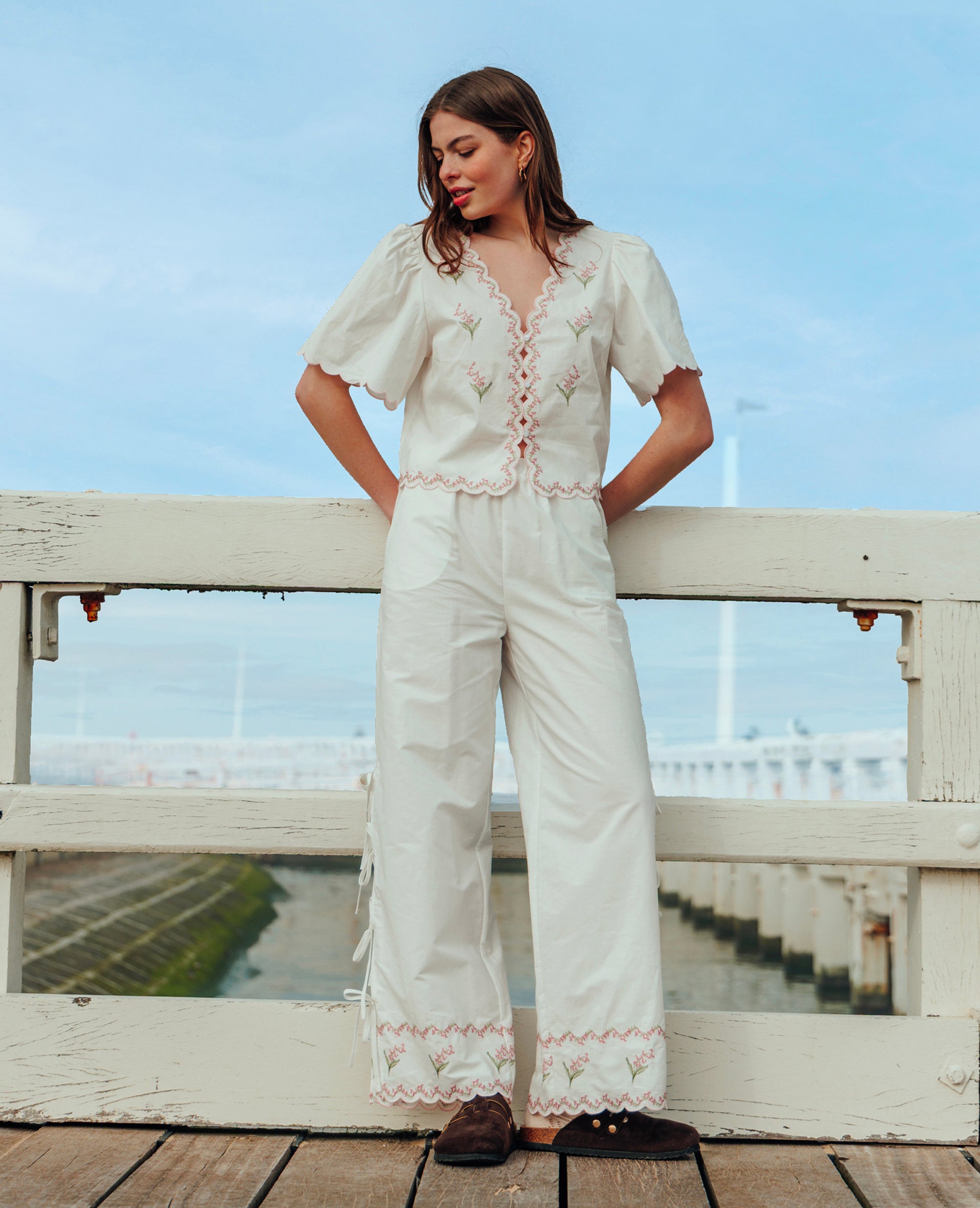 Pantalon avec fleurs points de croix et nouettes