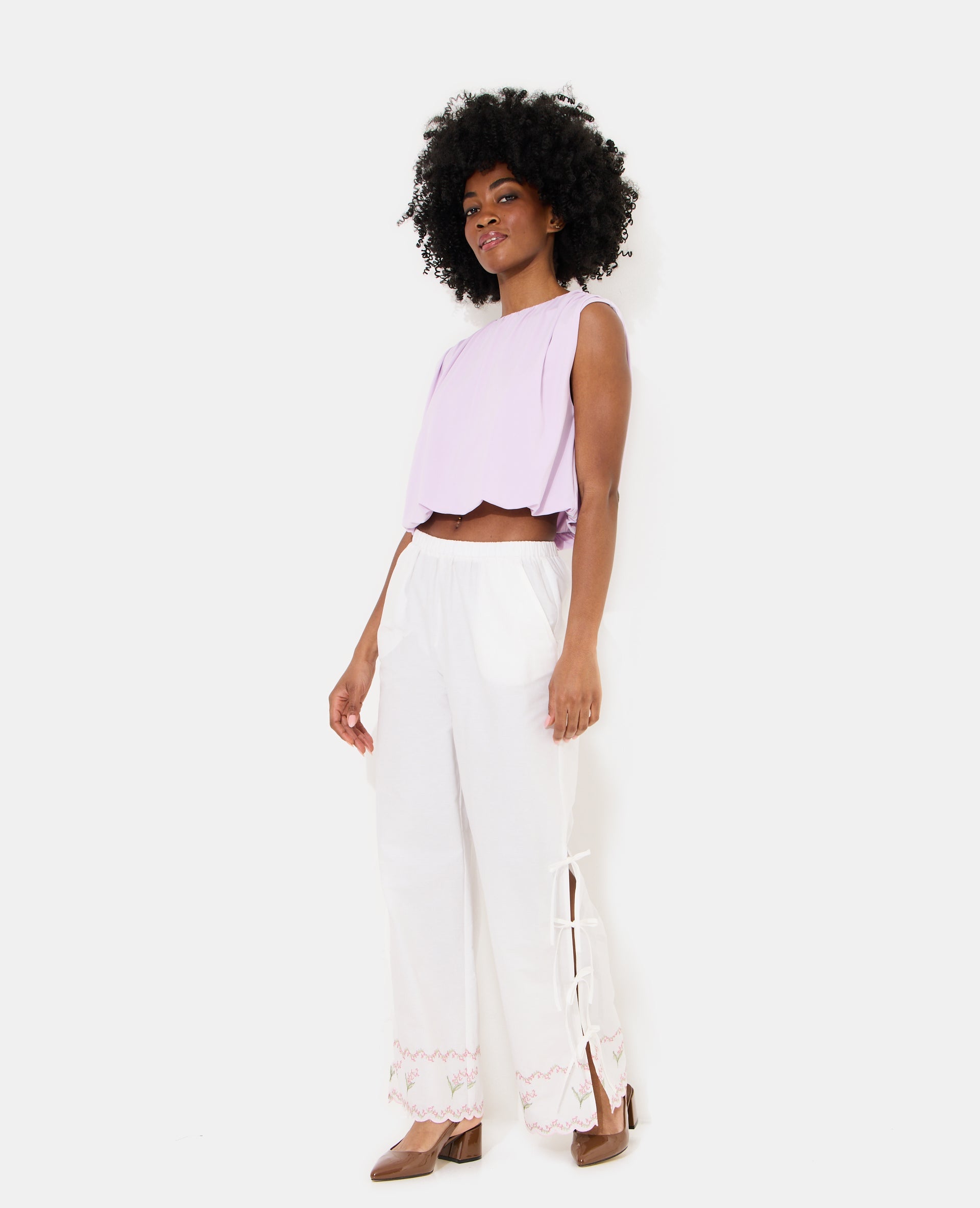 Pantalon avec fleurs points de croix et nouettes
