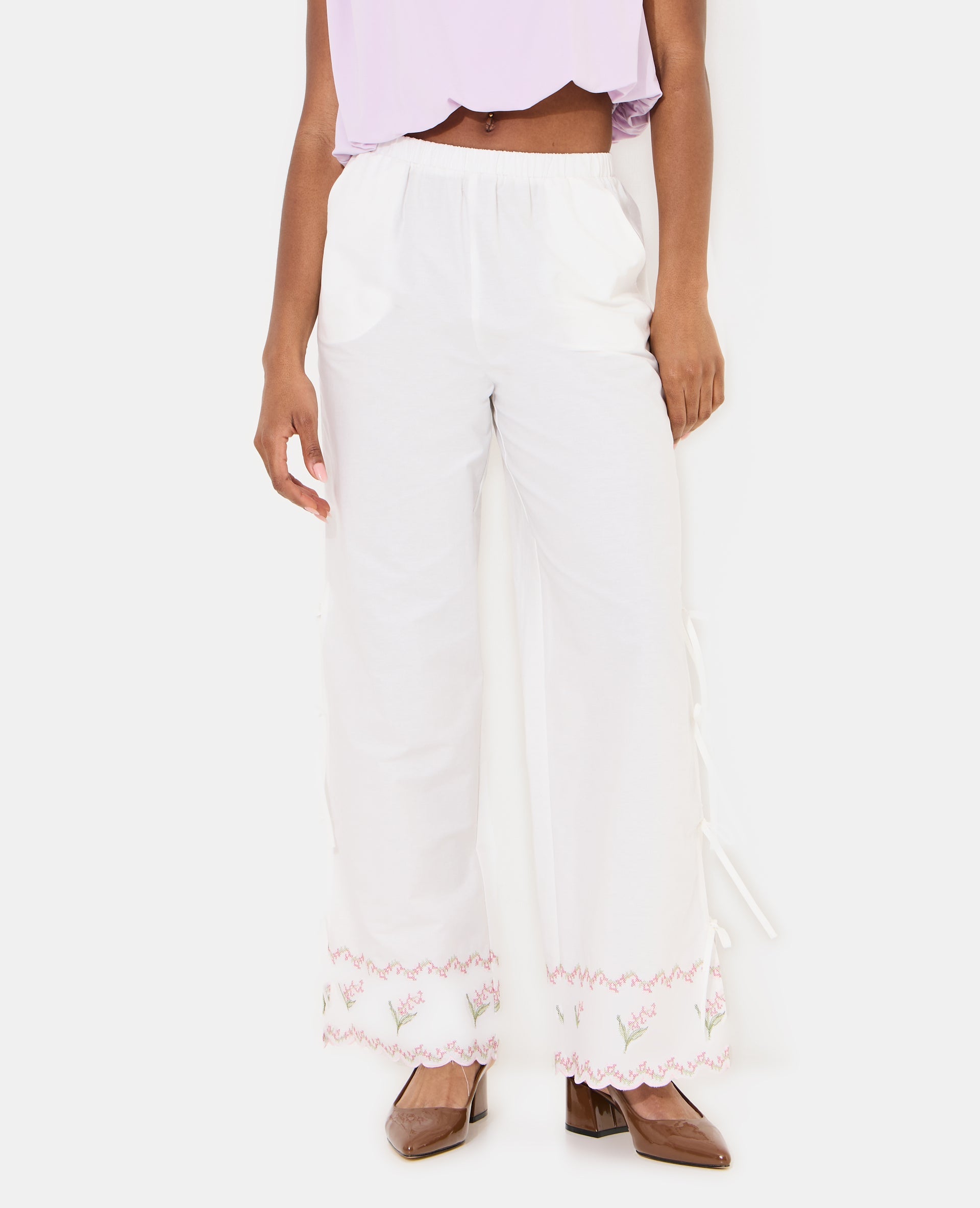 Pantalon avec fleurs points de croix et nouettes