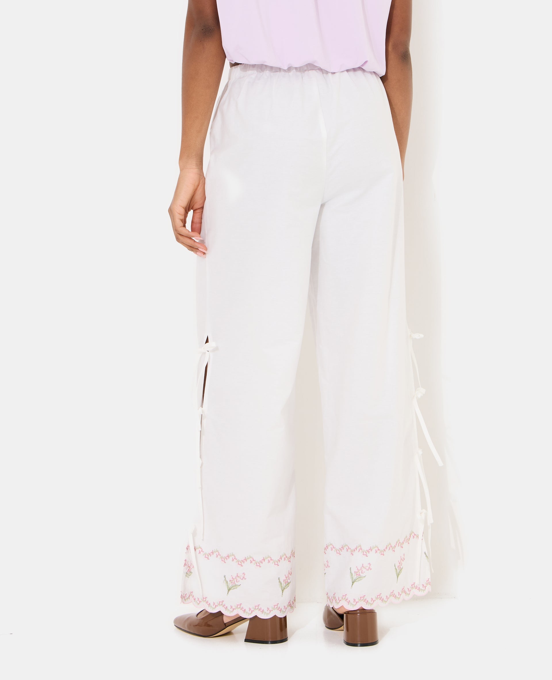Pantalon avec fleurs points de croix et nouettes