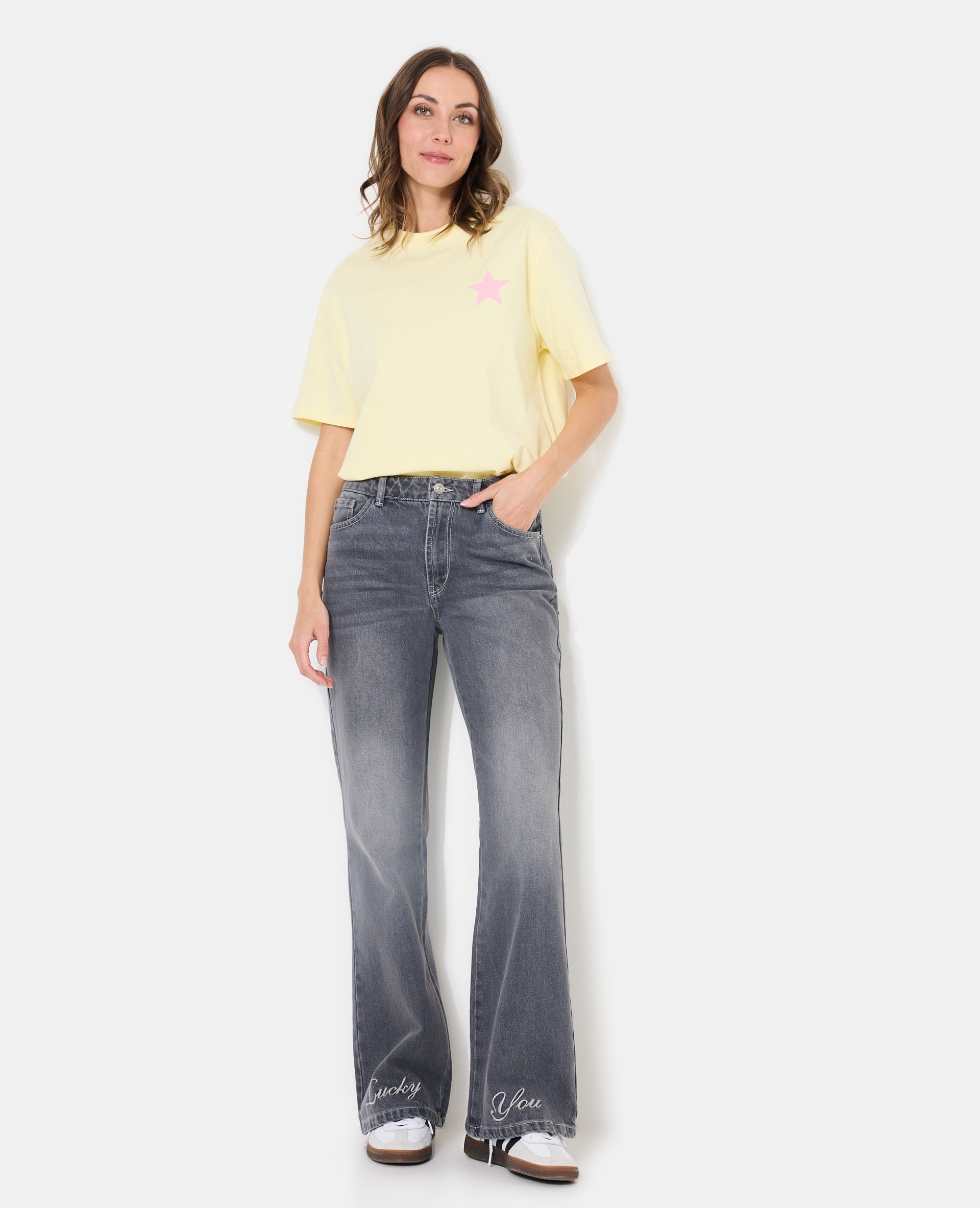 Jean flare taille haute avec broderies