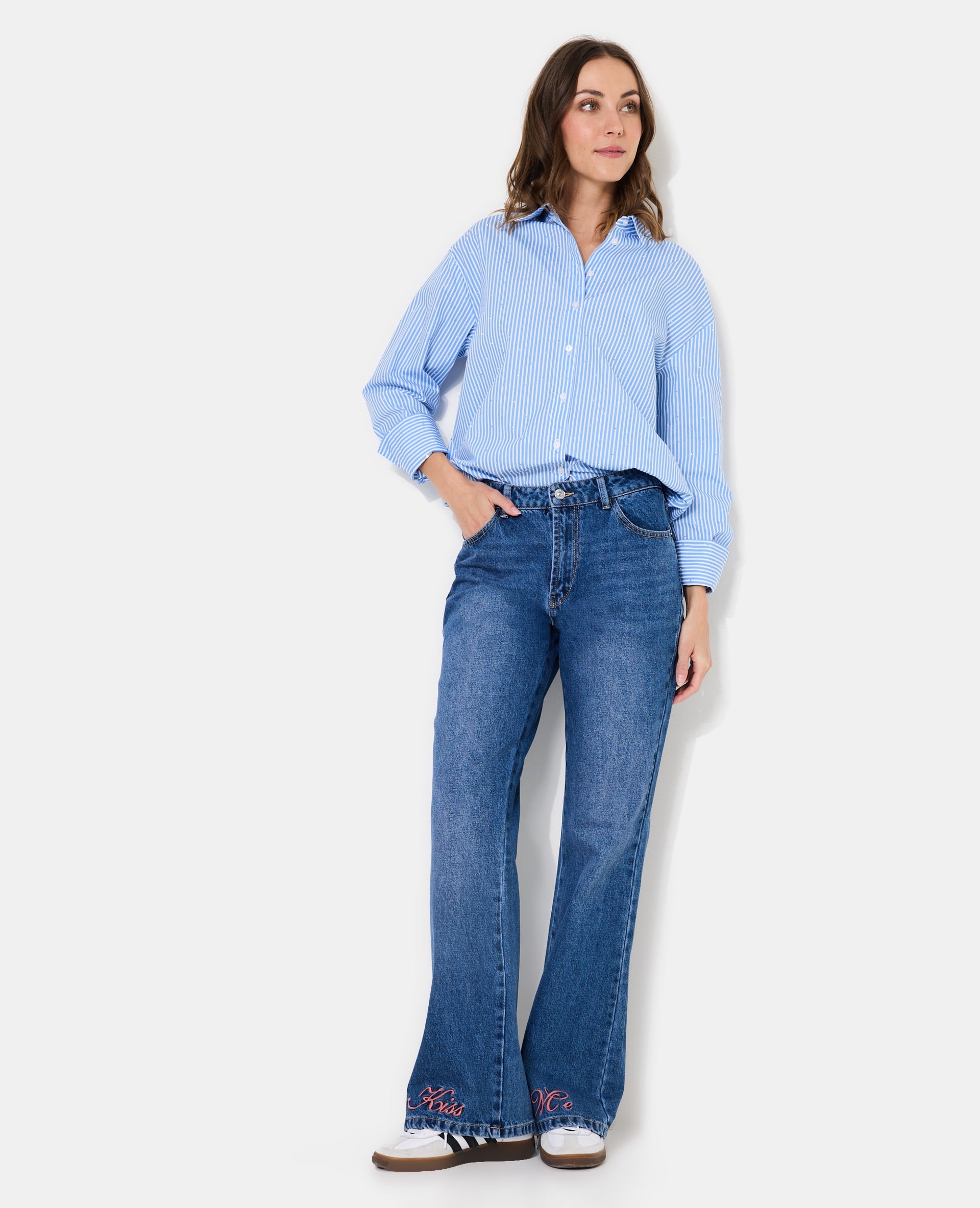 Jean flare taille haute avec broderies