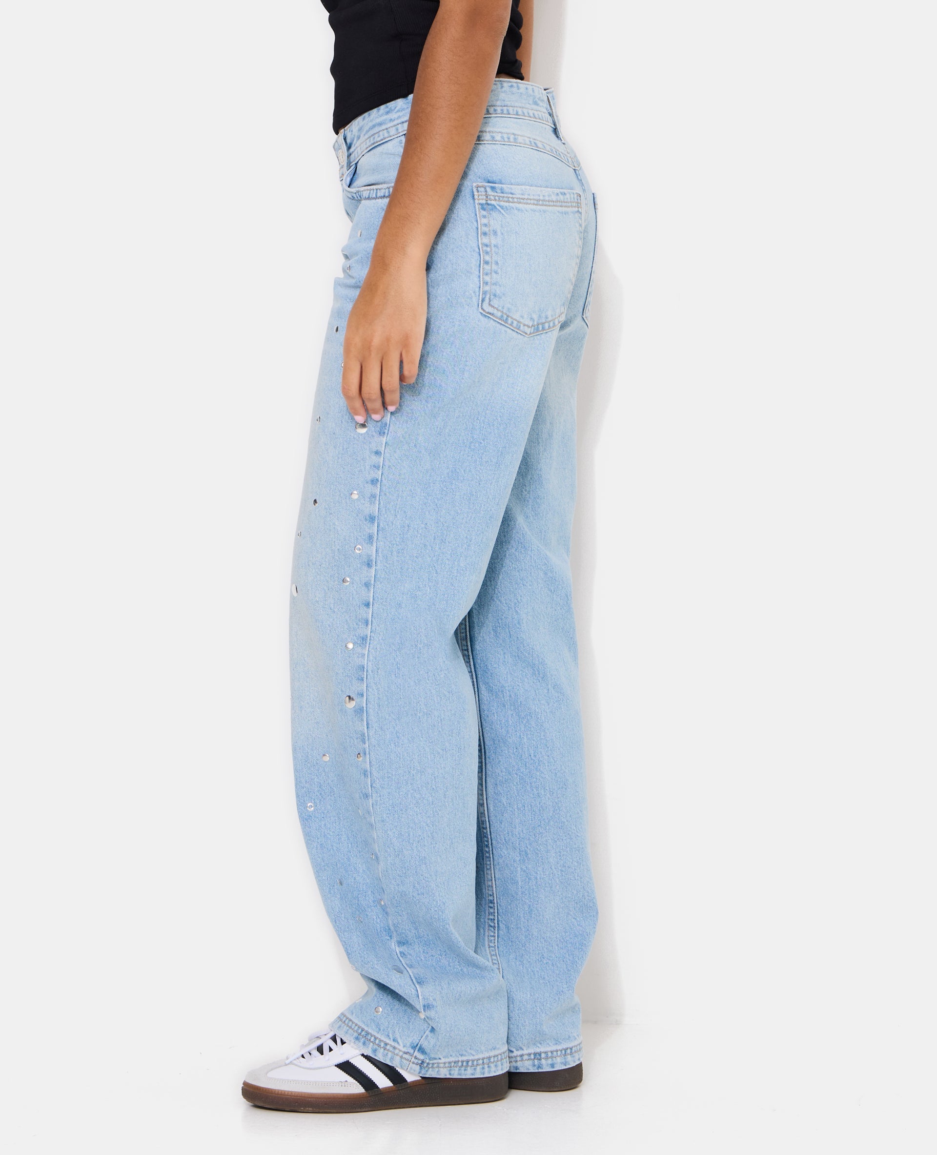 Jean wide taille basse avec clous et œillets