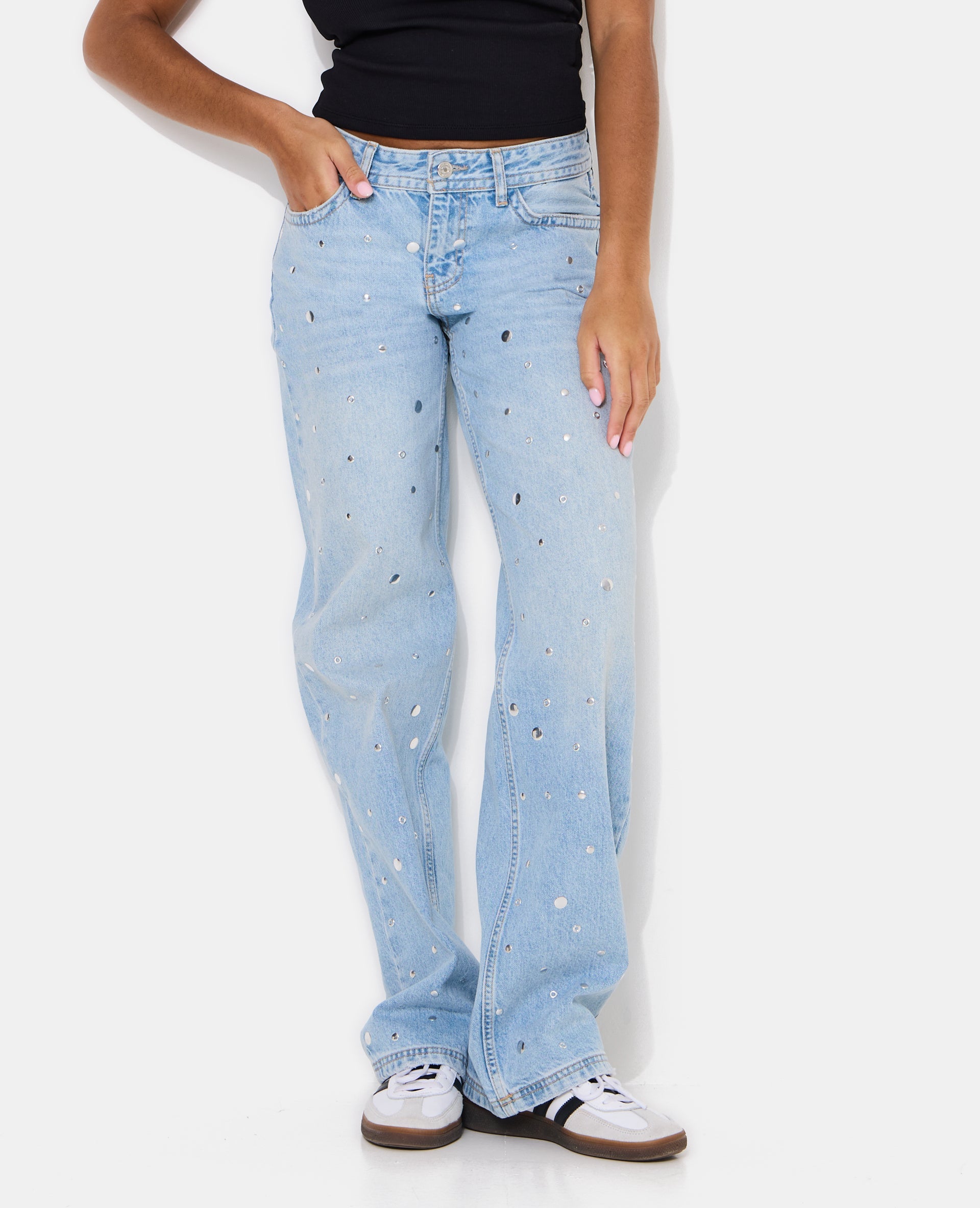 Jean wide taille basse avec clous et œillets