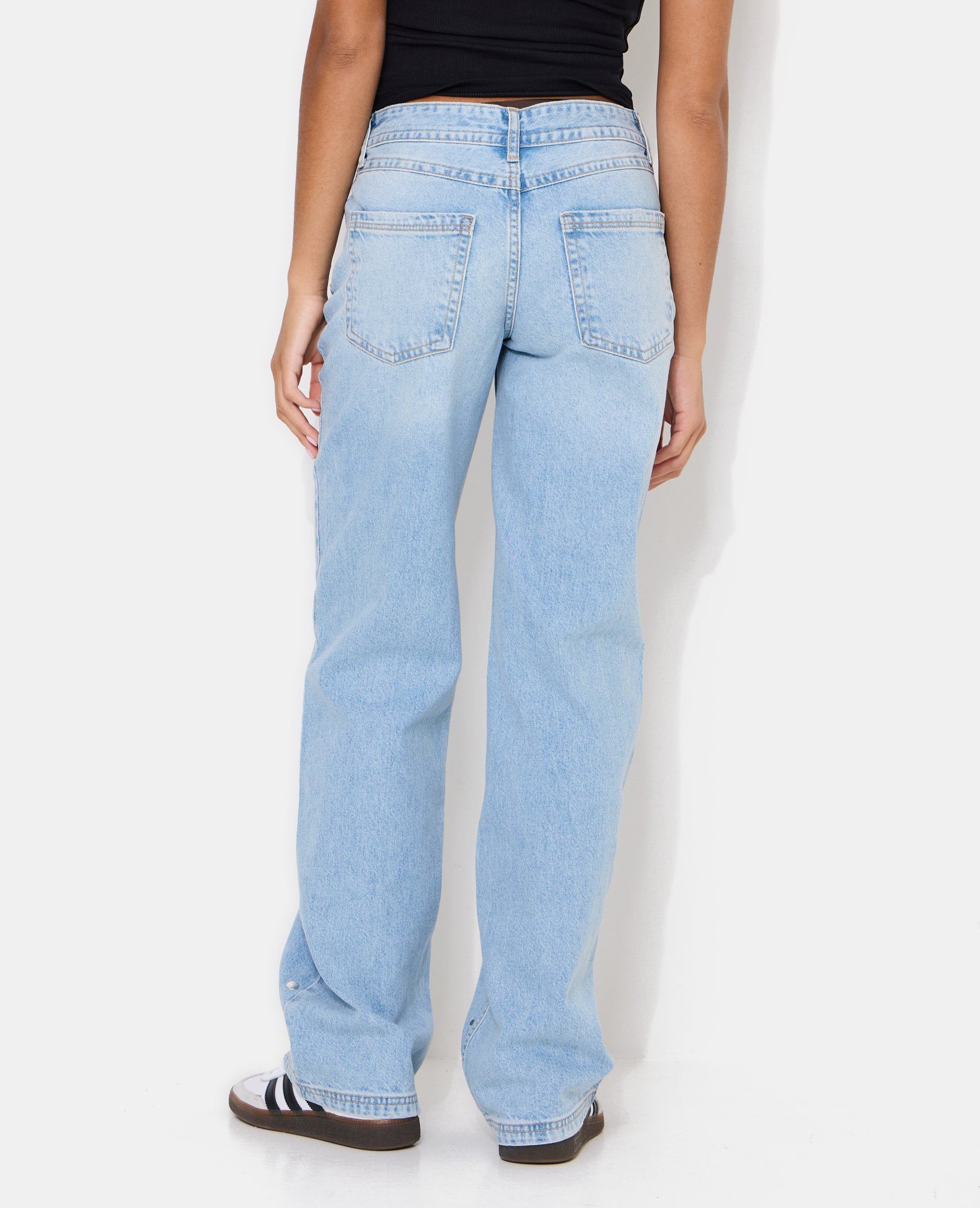 Jean wide taille basse avec clous et œillets