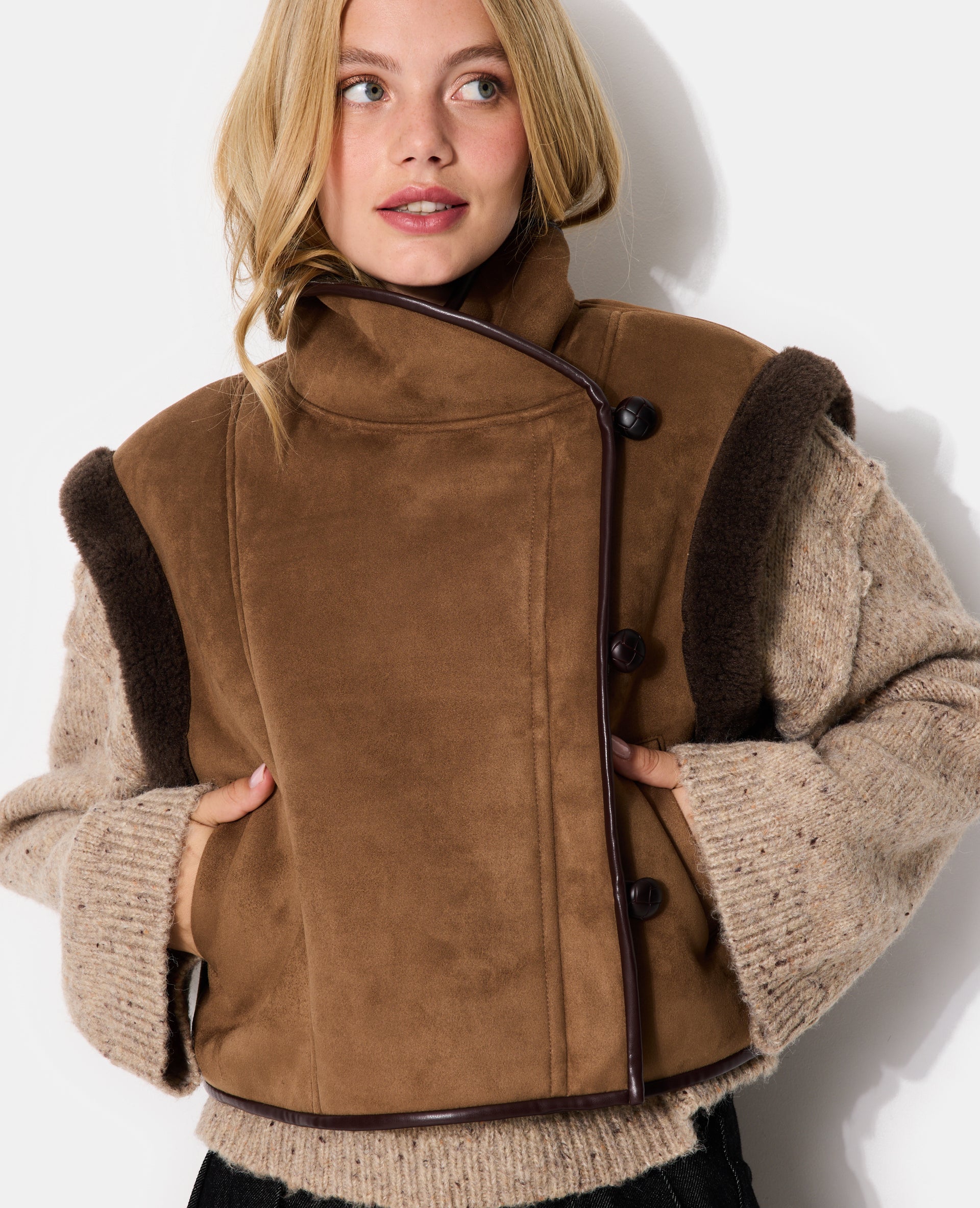 Blouson sans manches façon peau lainée