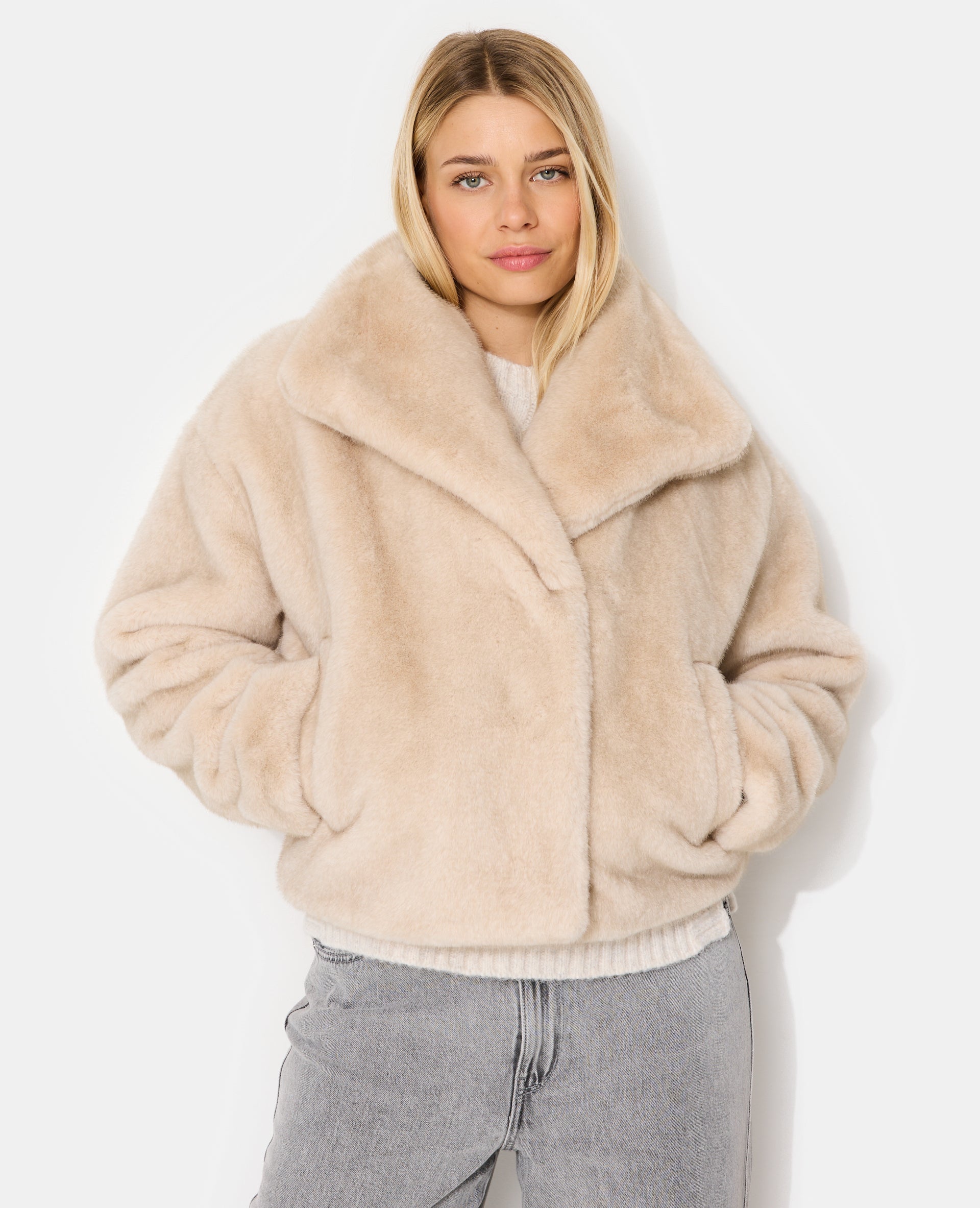 Blouson fausse fourrure avec grand col
