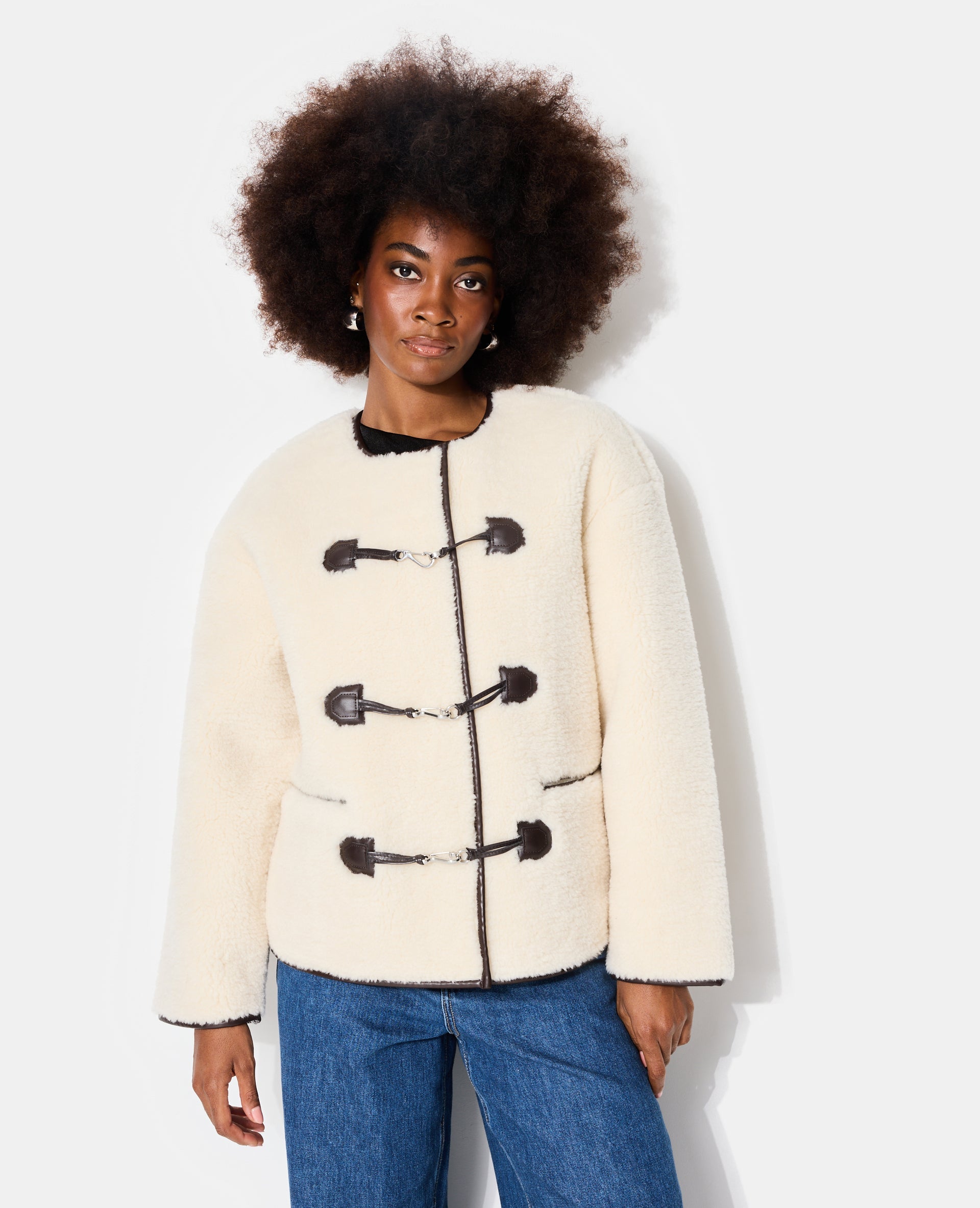 Blouson droit en sherpa avec attaches mousqueton