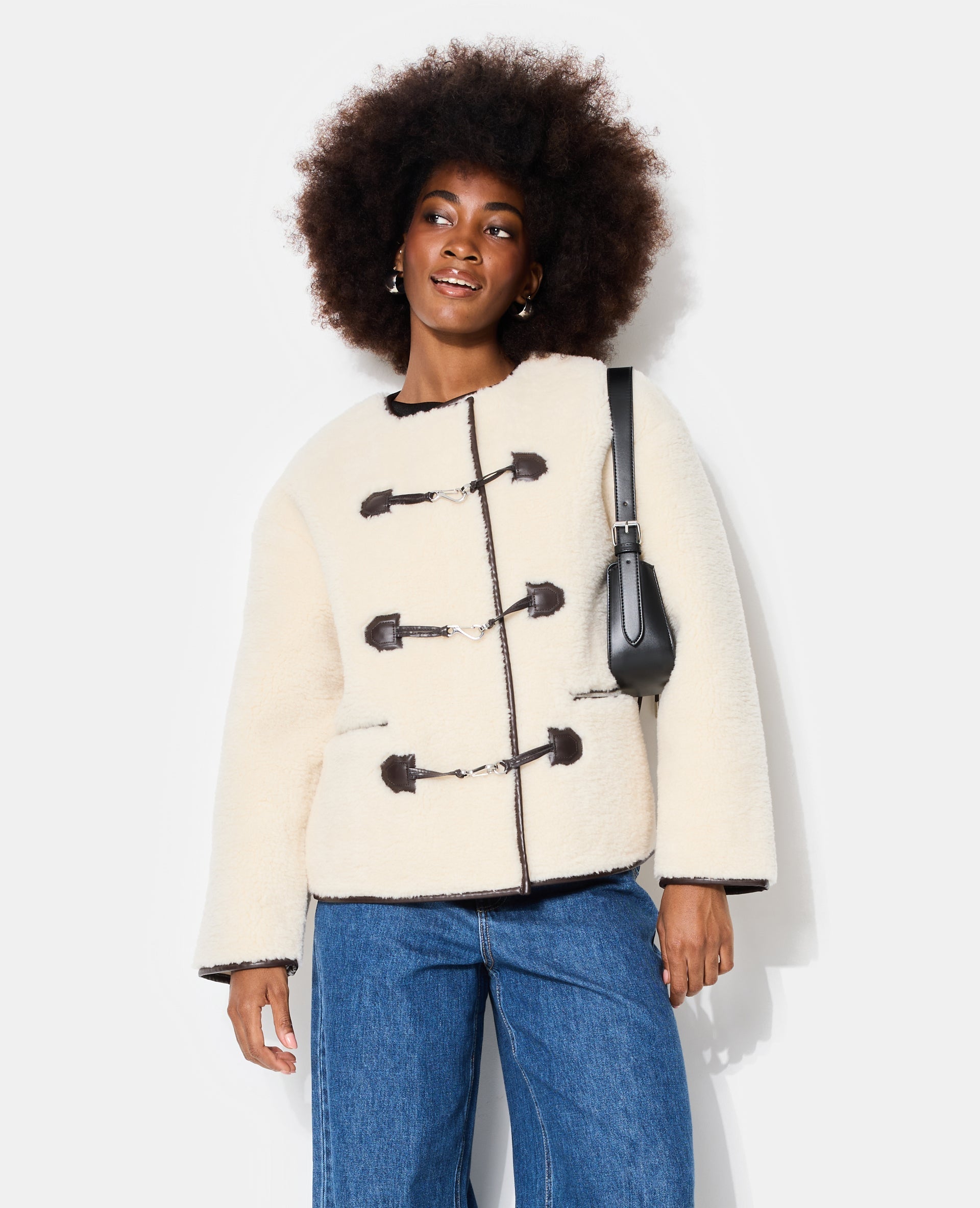 Blouson droit en sherpa avec attaches mousqueton