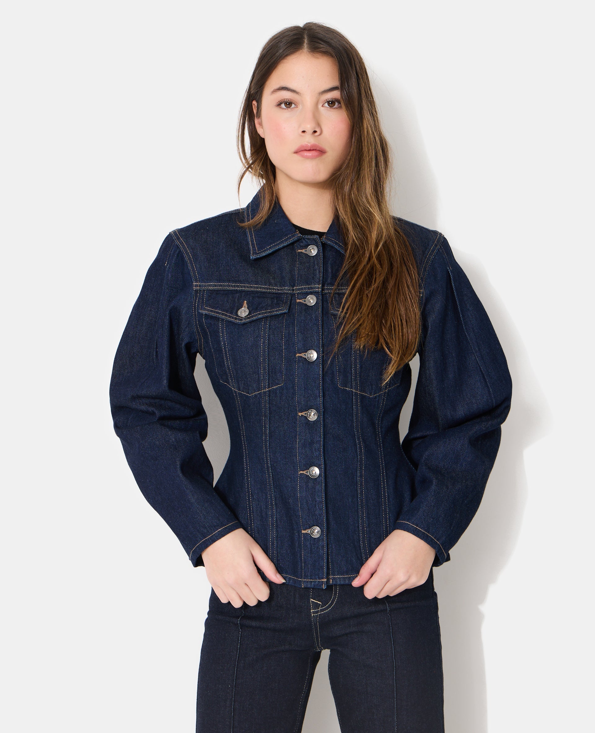 Veste en jean cintrée avec manches ballons