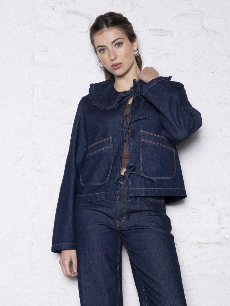 Veste en jean avec col claudine et nouettes