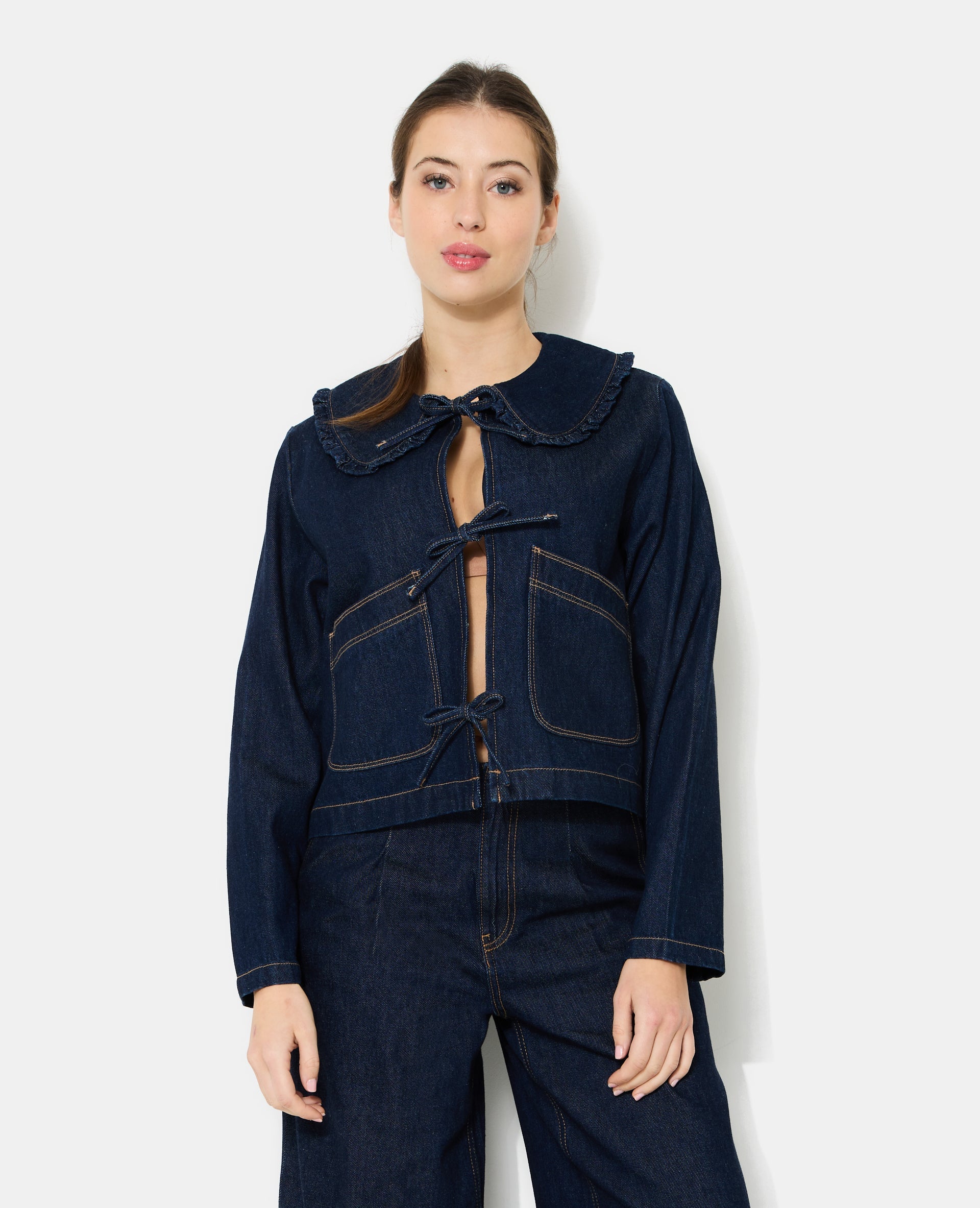 Veste en jean avec col claudine et nouettes