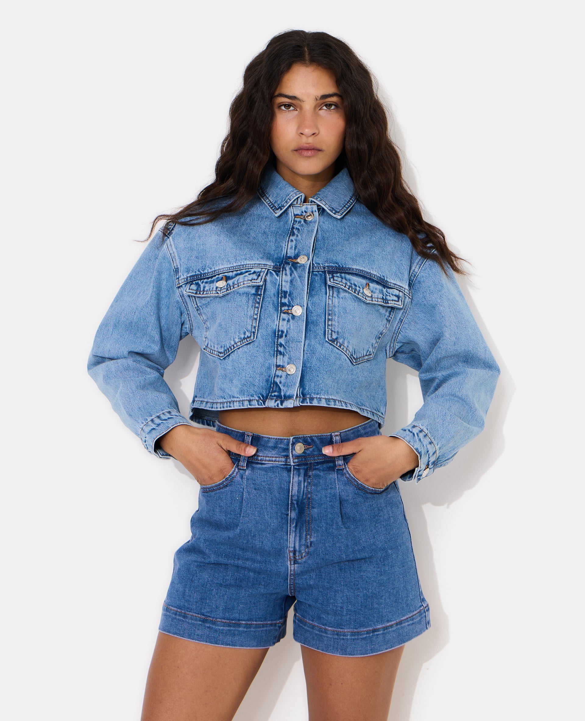 Veste courte en jean avec étoile et clous