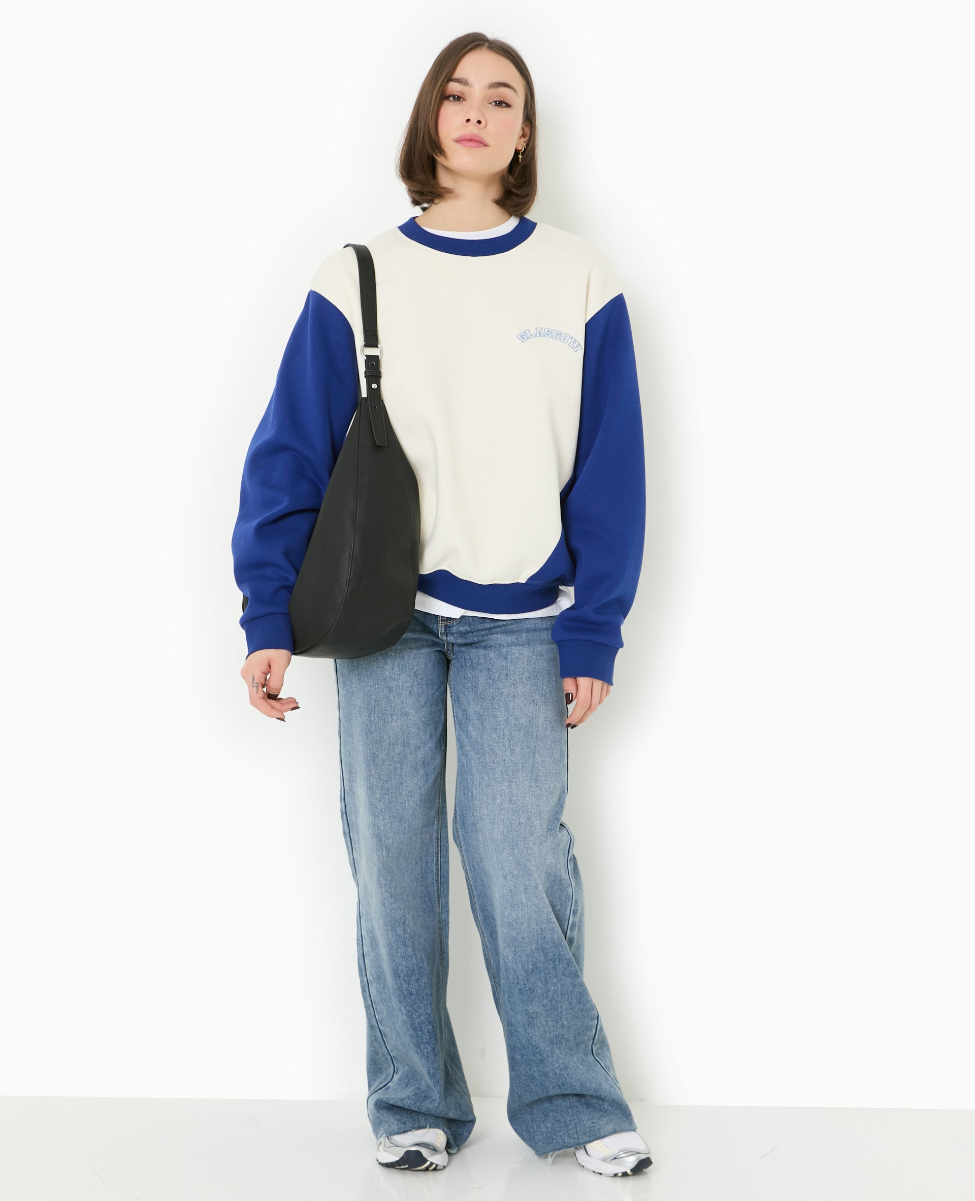 Sweat bicolore avec broderie poitrine et dos