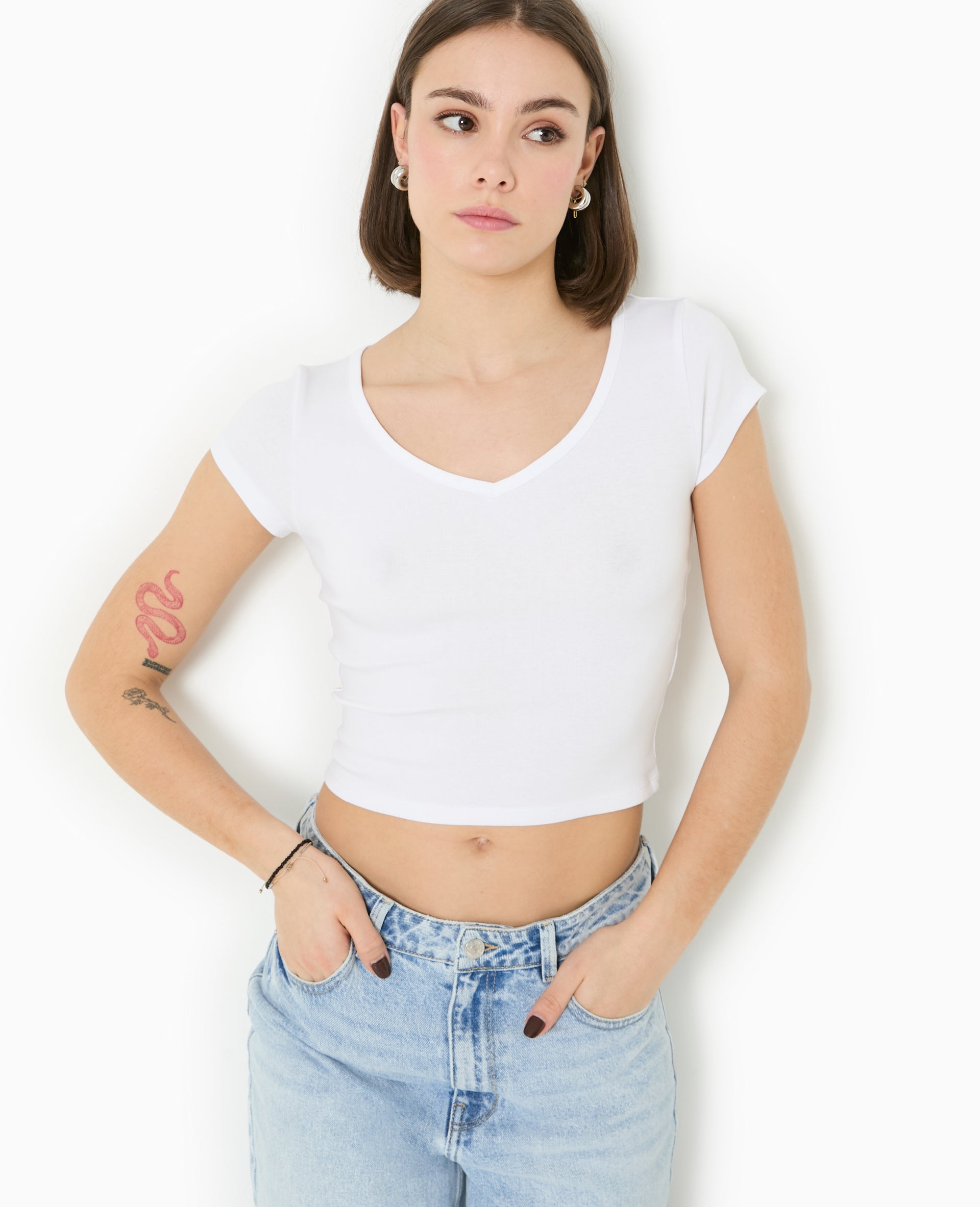 T-shirt court col V