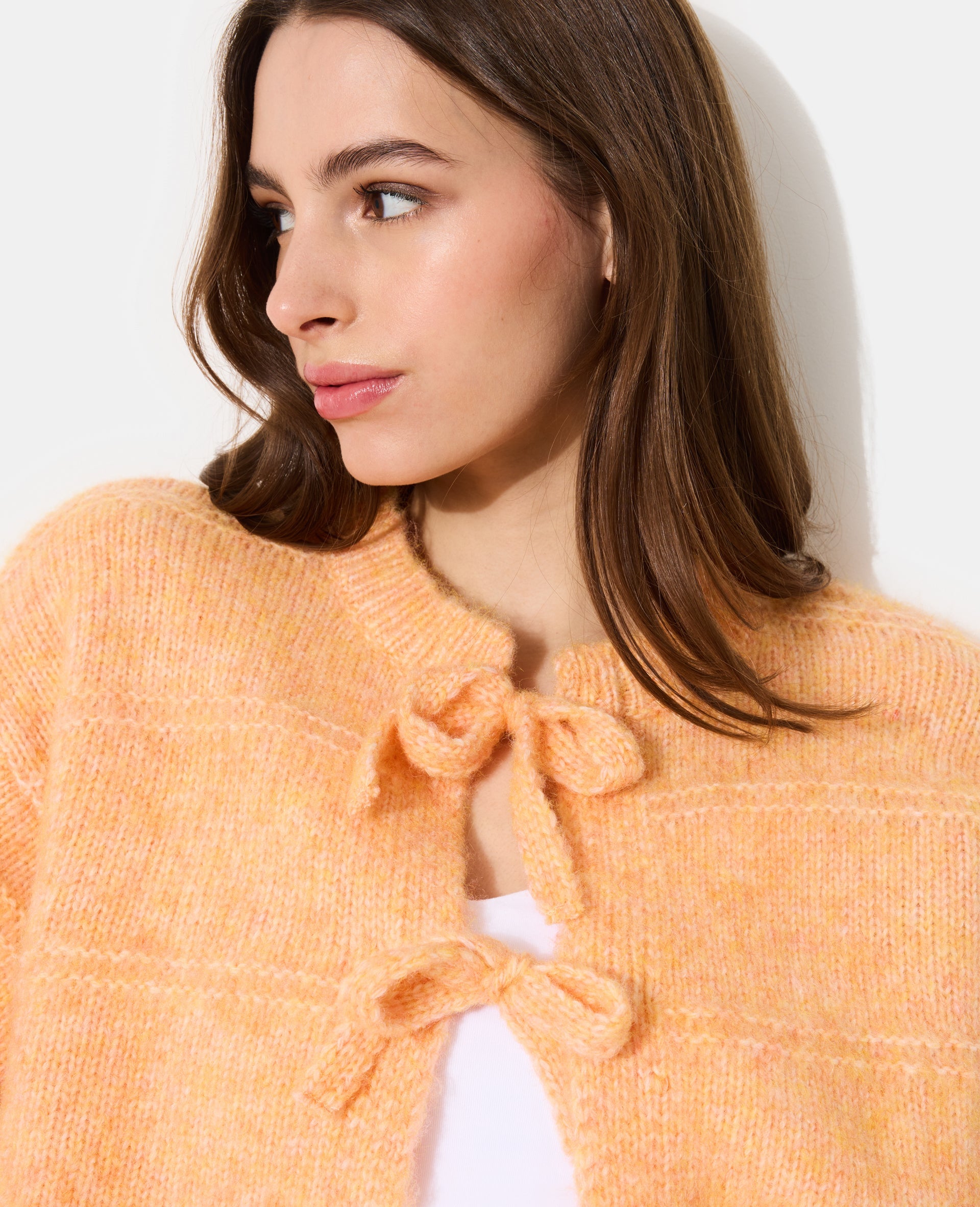 Gilet en maille fantaisie avec nouettes et volants