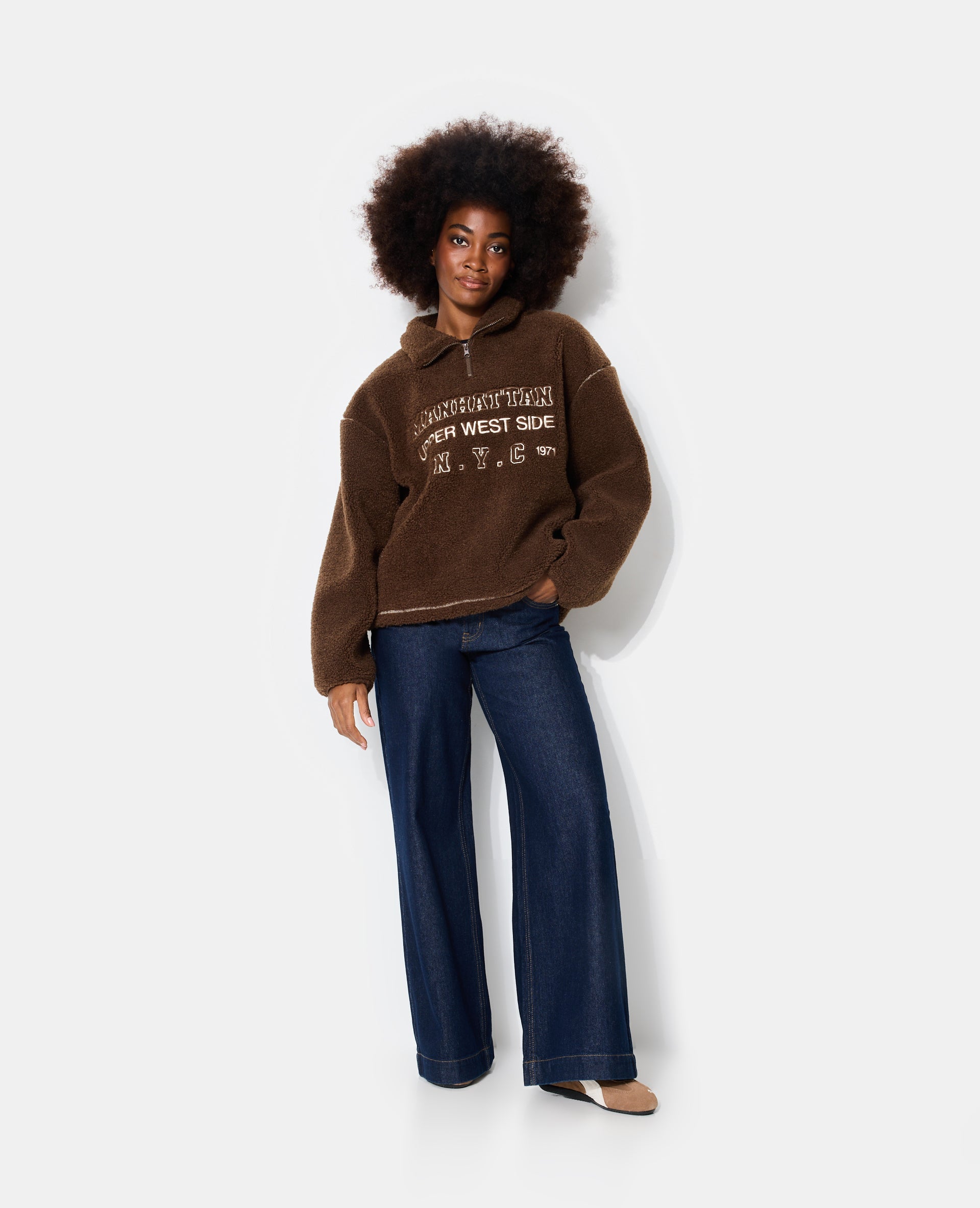 Sweat droit en sherpa col zippé avec broderies