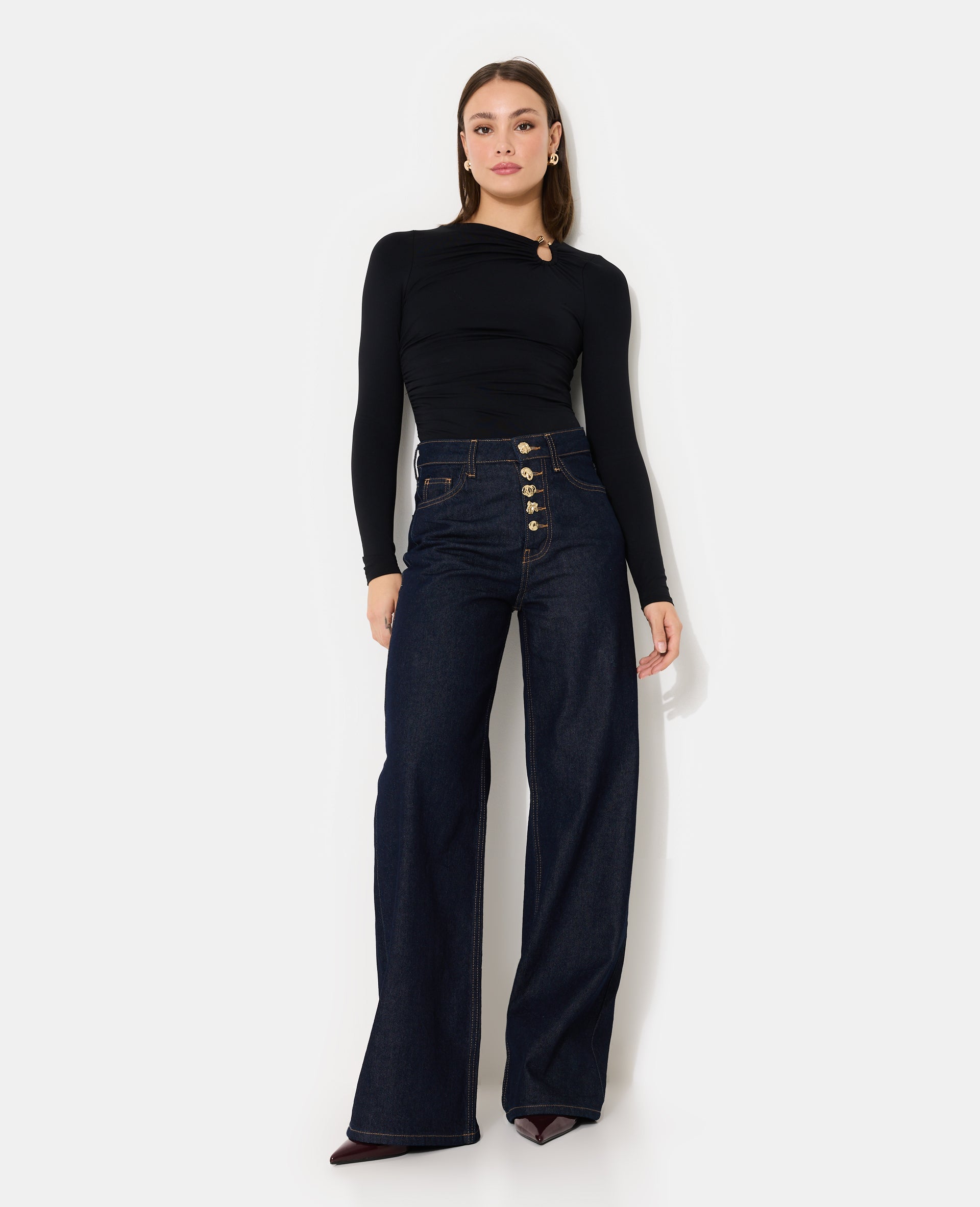 Body en maille stretch avec col asymétrique et bijou