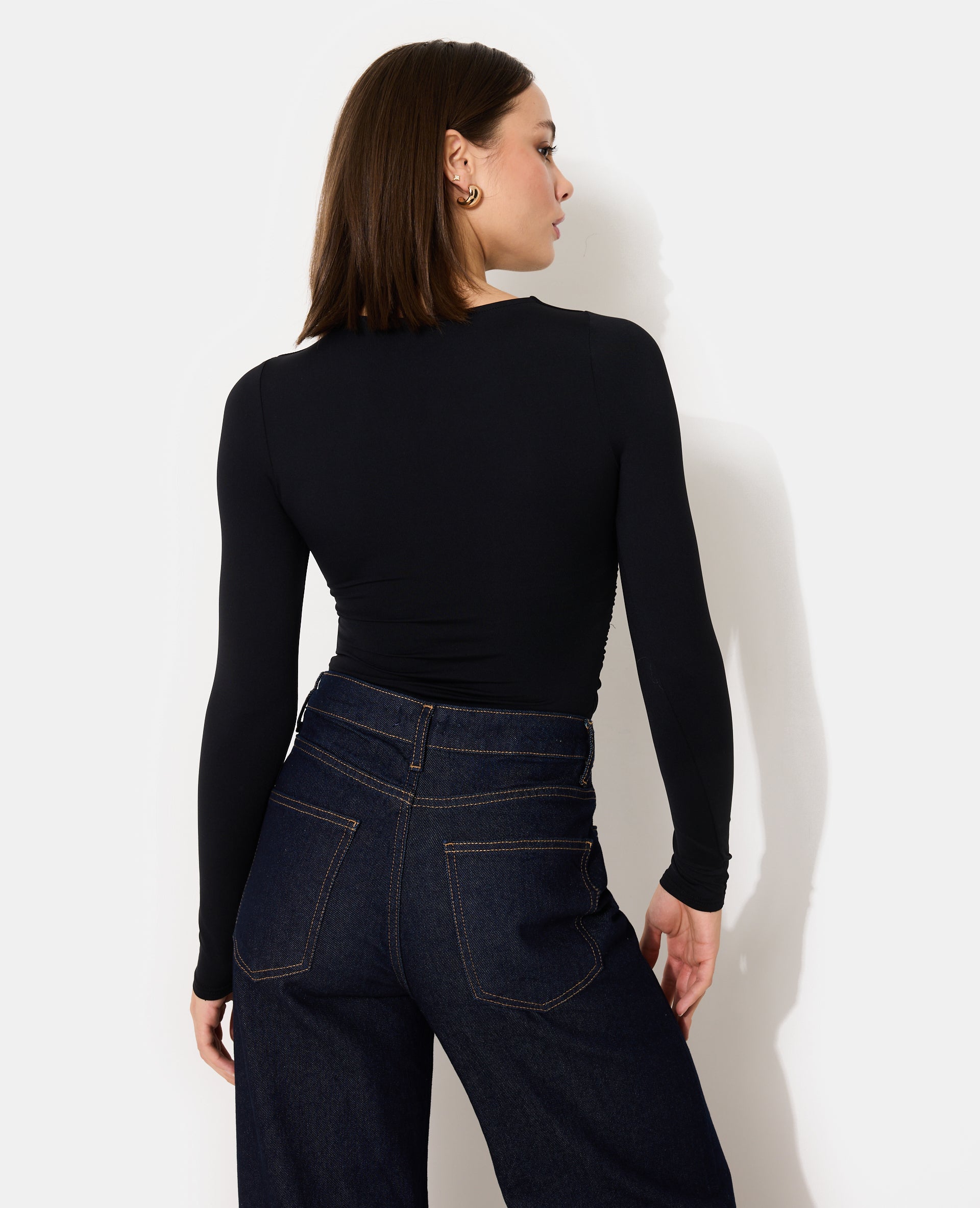 Body en maille stretch avec col asymétrique et bijou