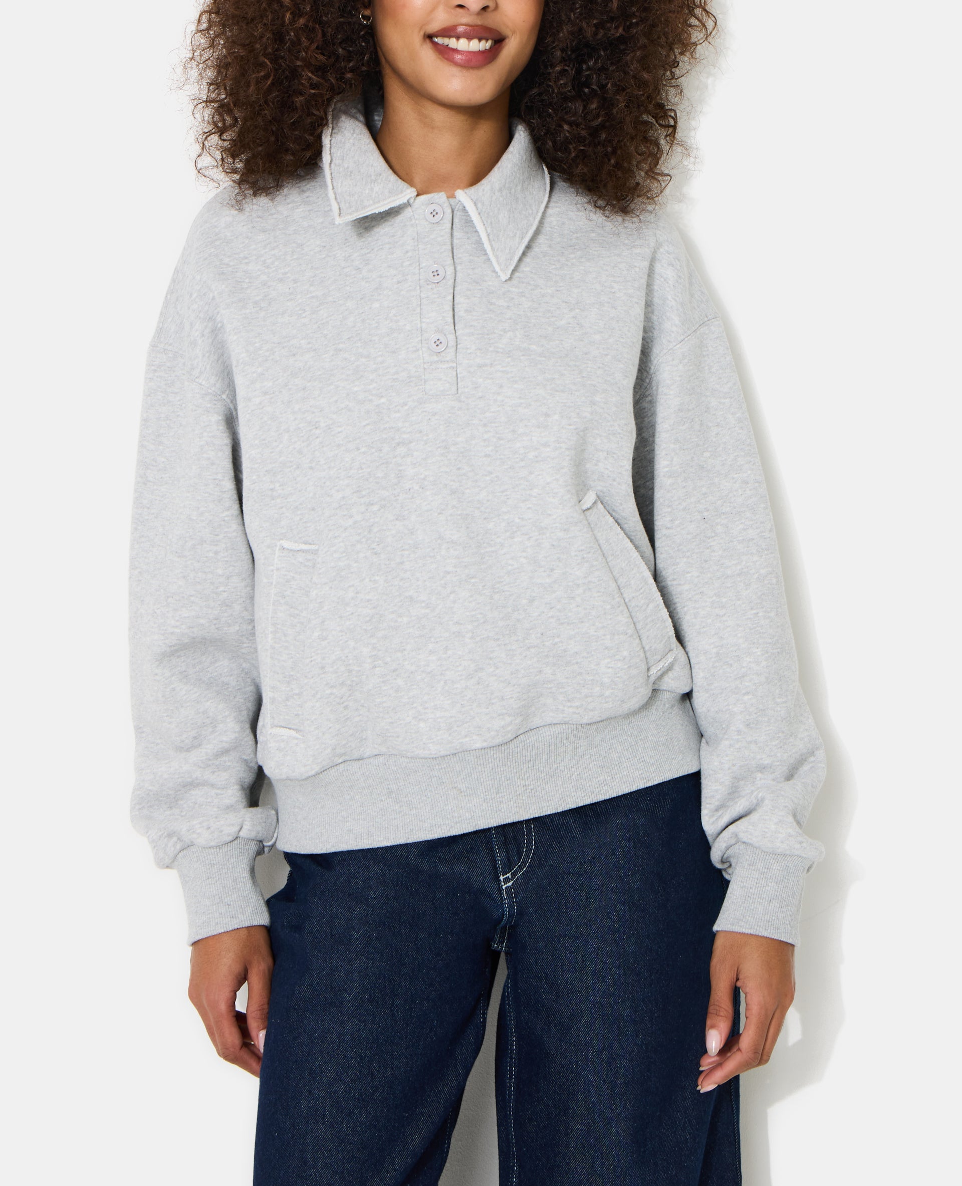 Sweat col polo avec poches et détails coupés