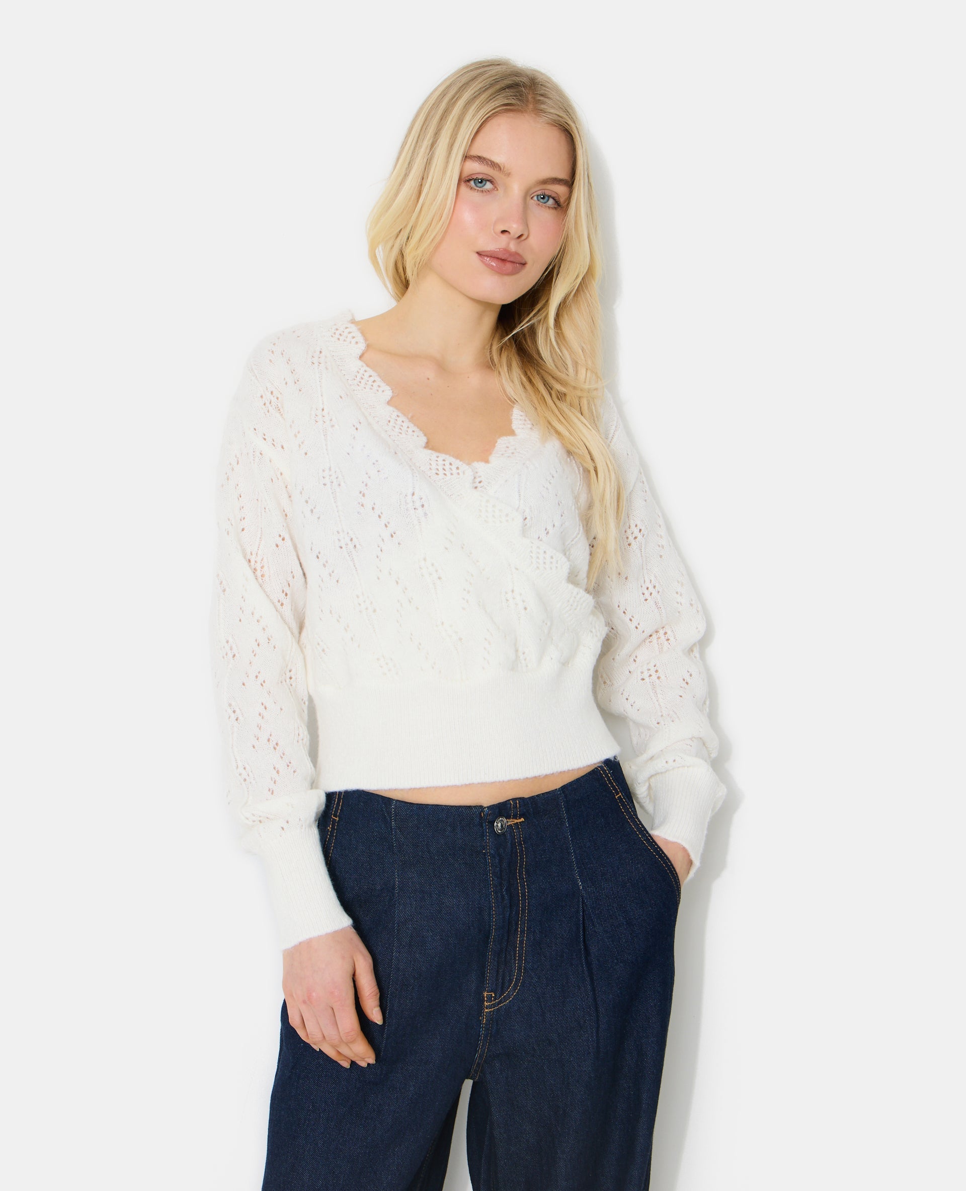 Pull forme cache-cœur en maille ajourée