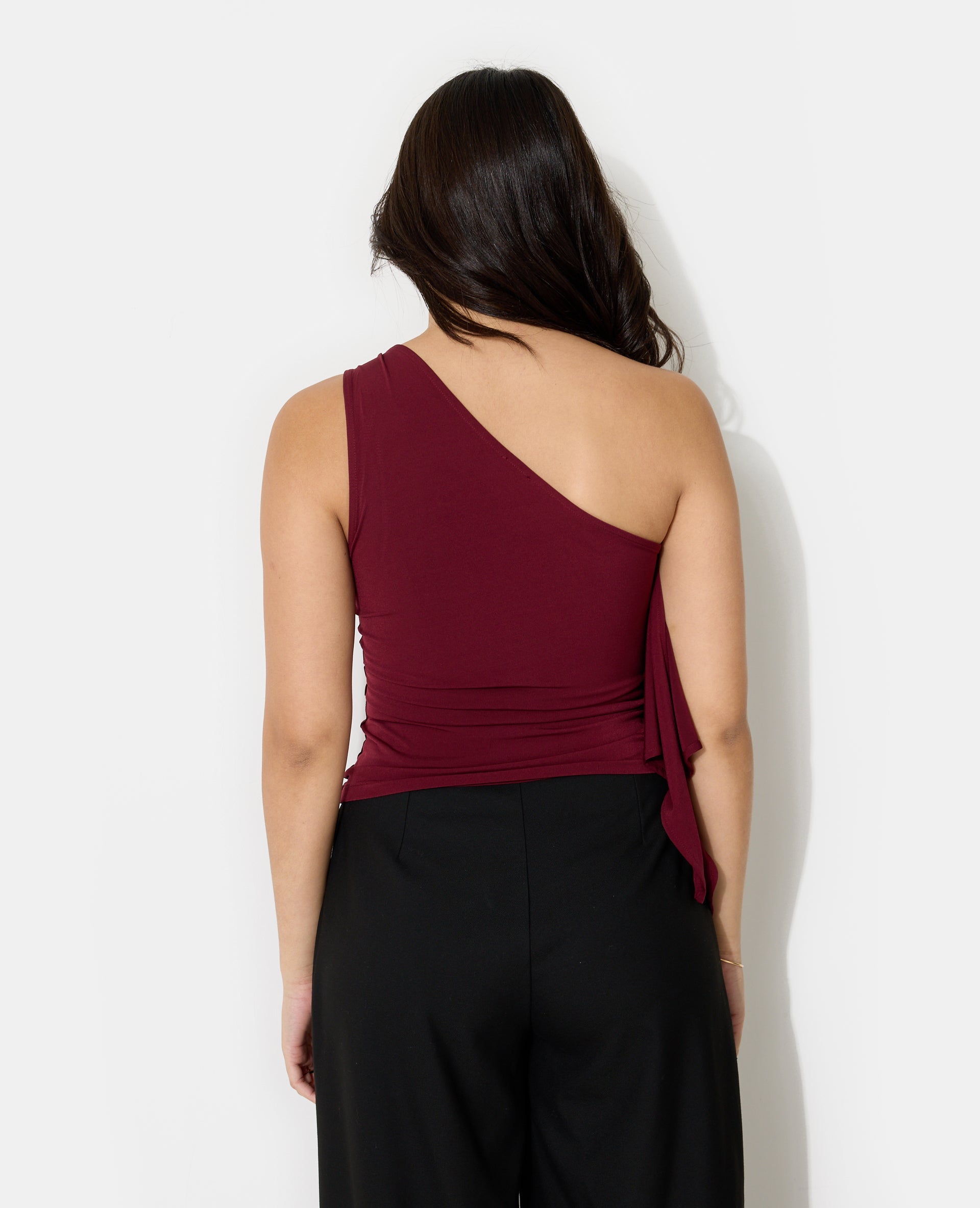 Top asymétrique avec détail bijou et drapés