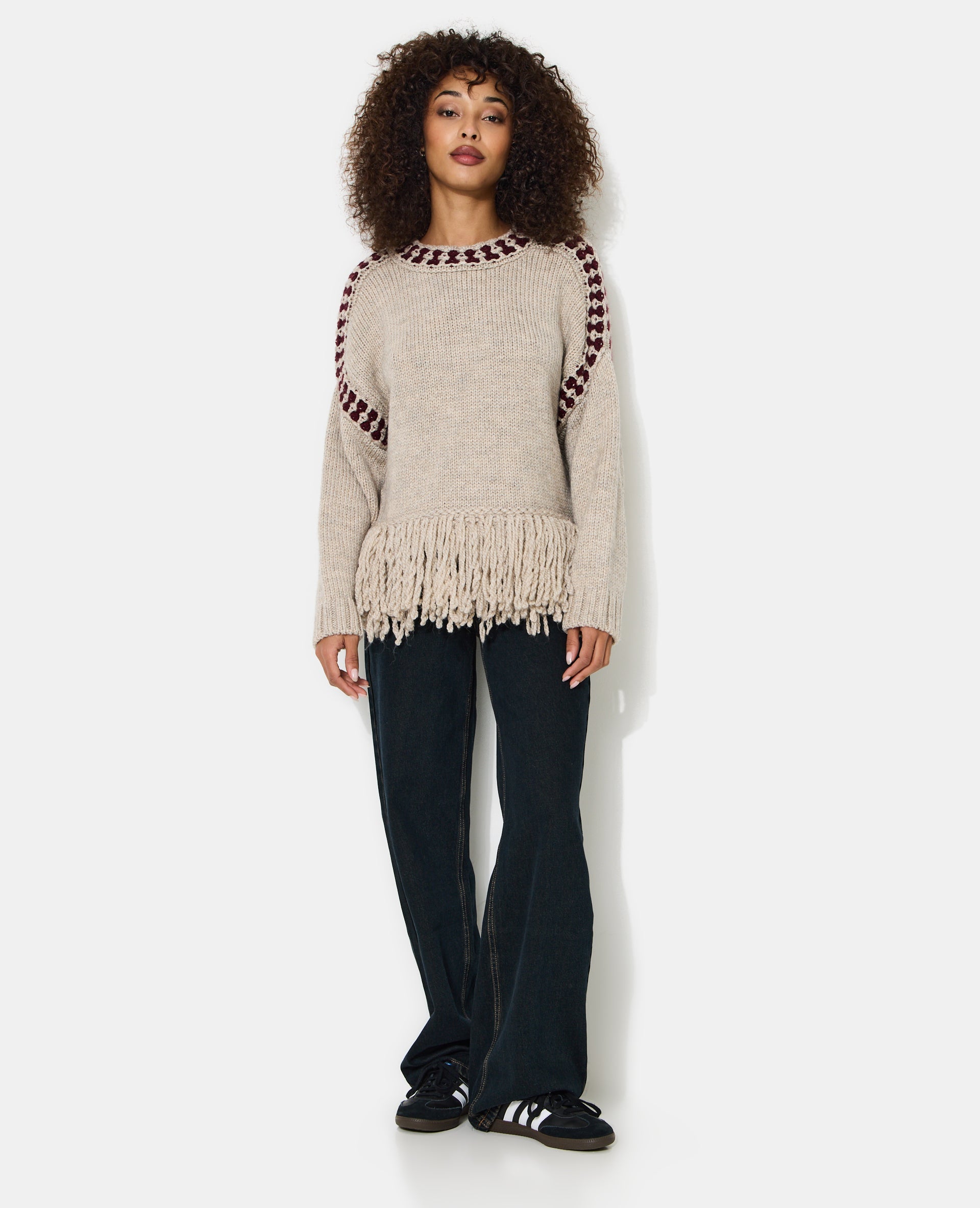 Pull avec franges et détails contrastés