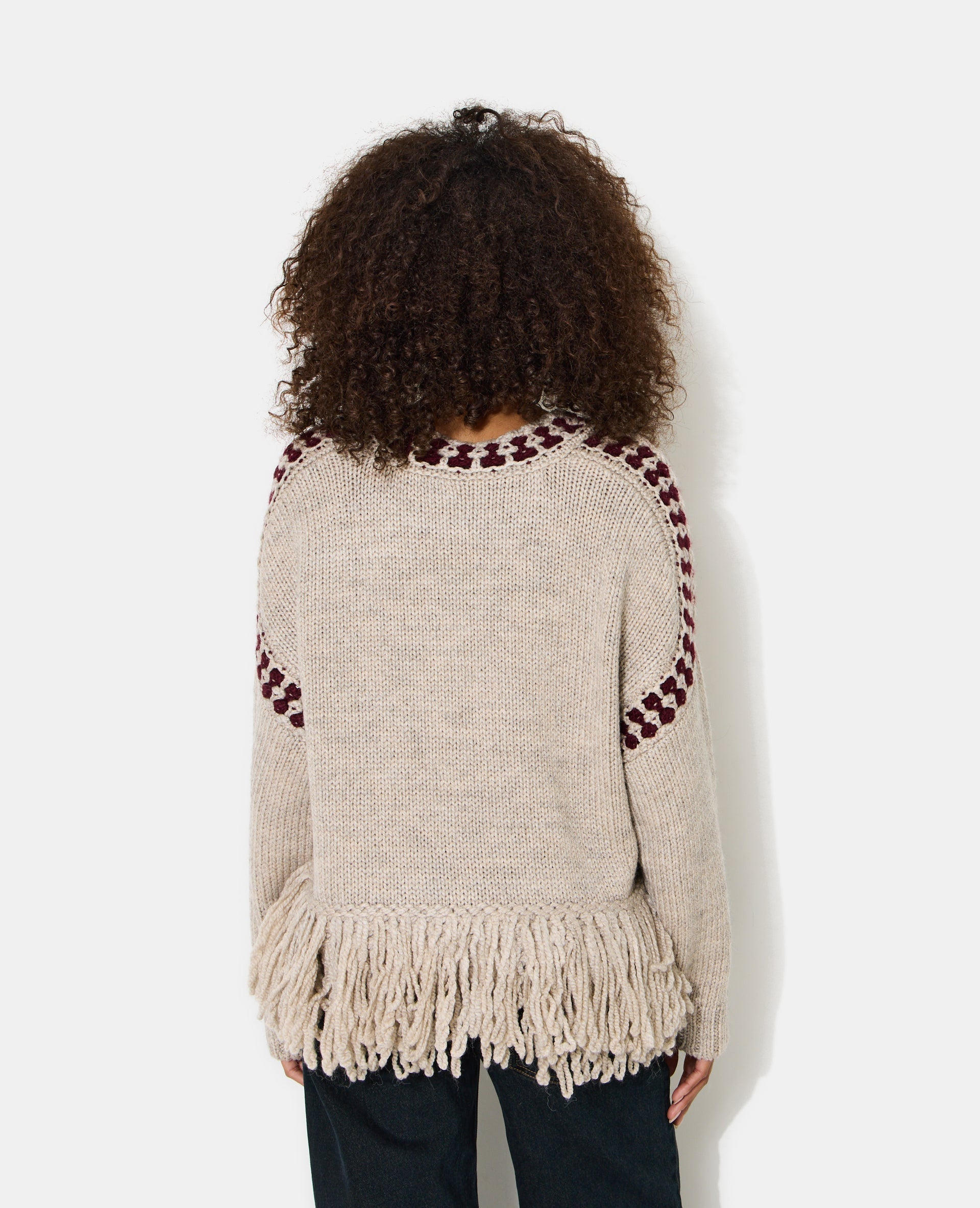 Pull avec franges et détails contrastés