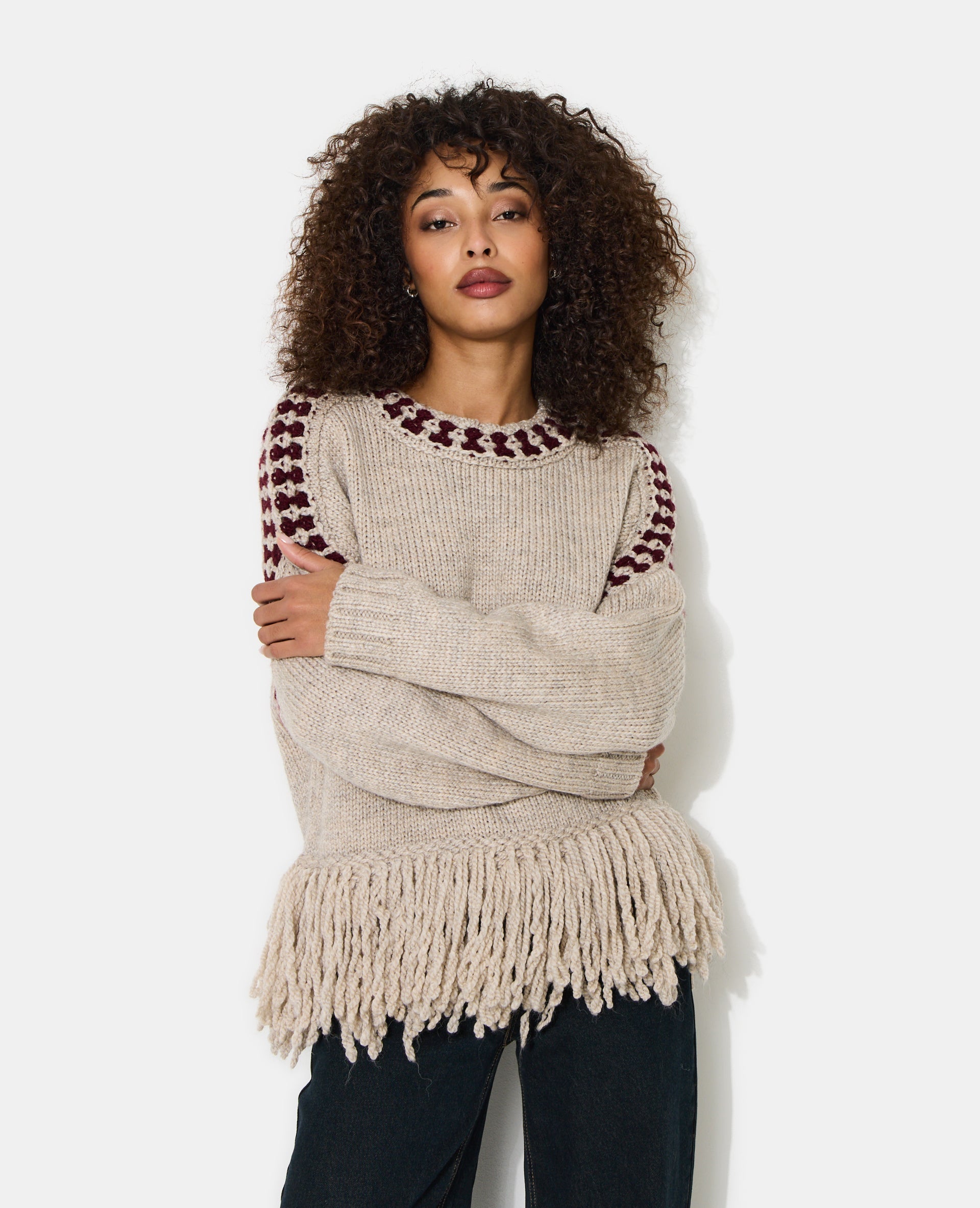 Pull avec franges et détails contrastés
