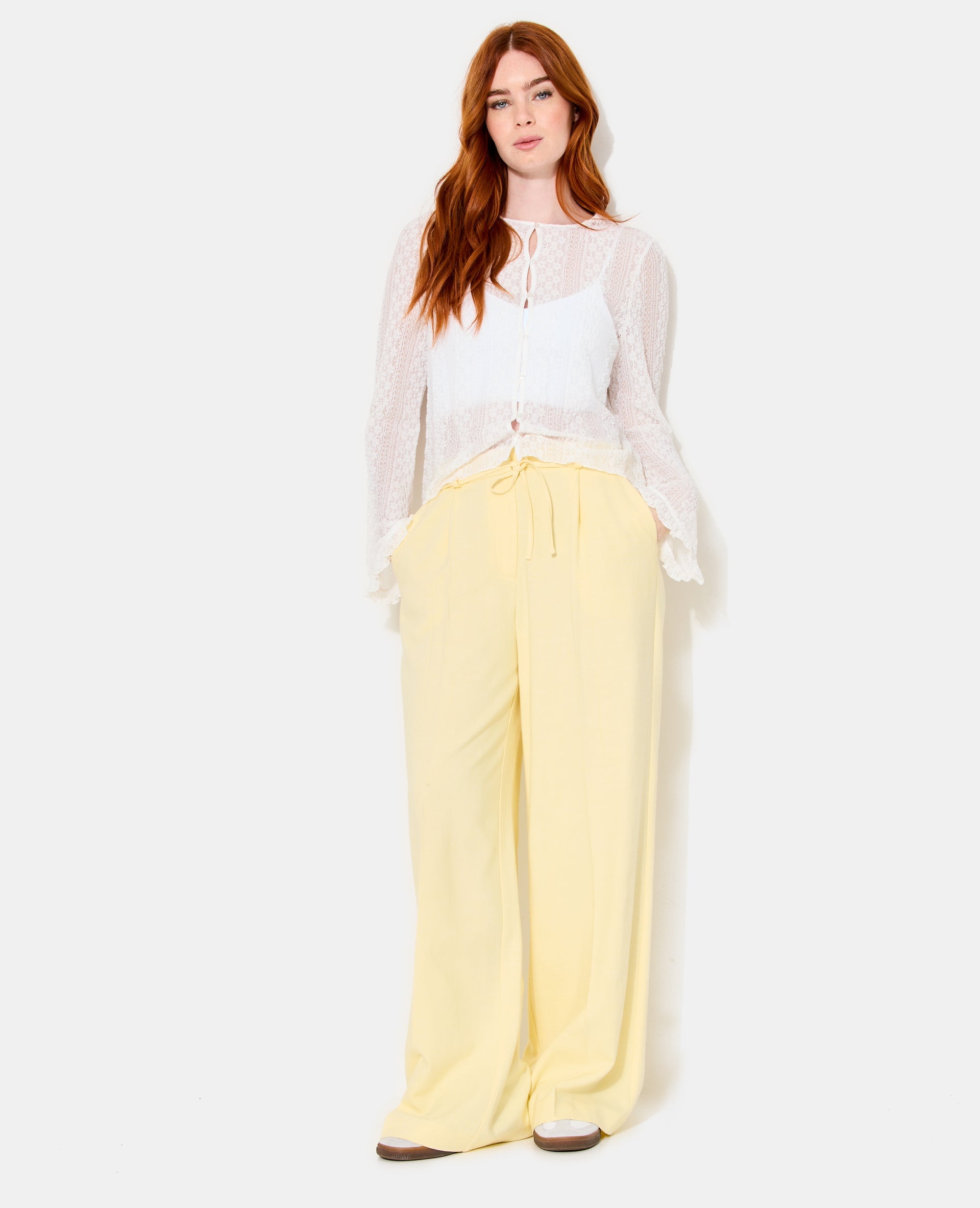 Top en dentelle avec manches flare