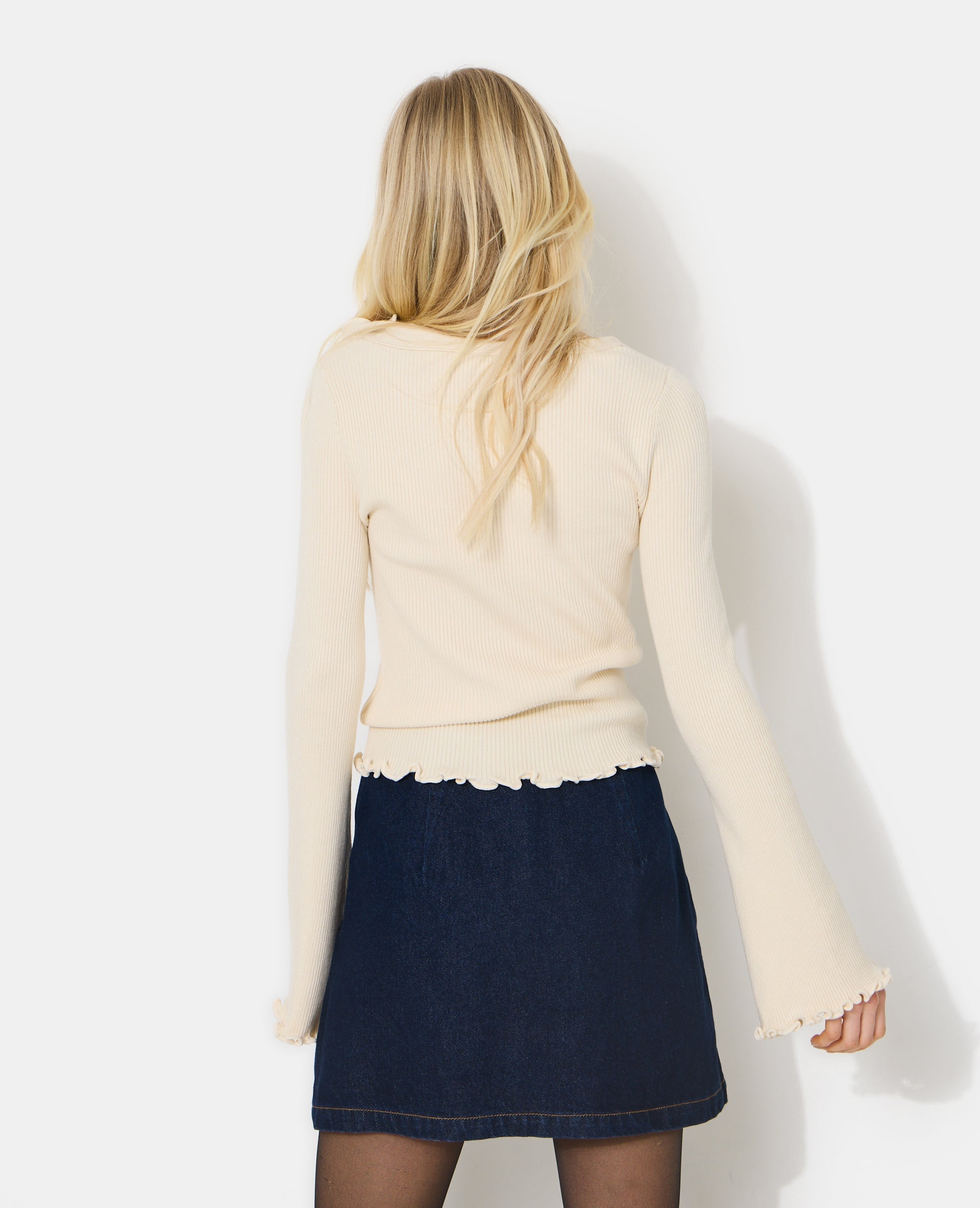 Gilet maille côtelée avec volants et bords ondulés