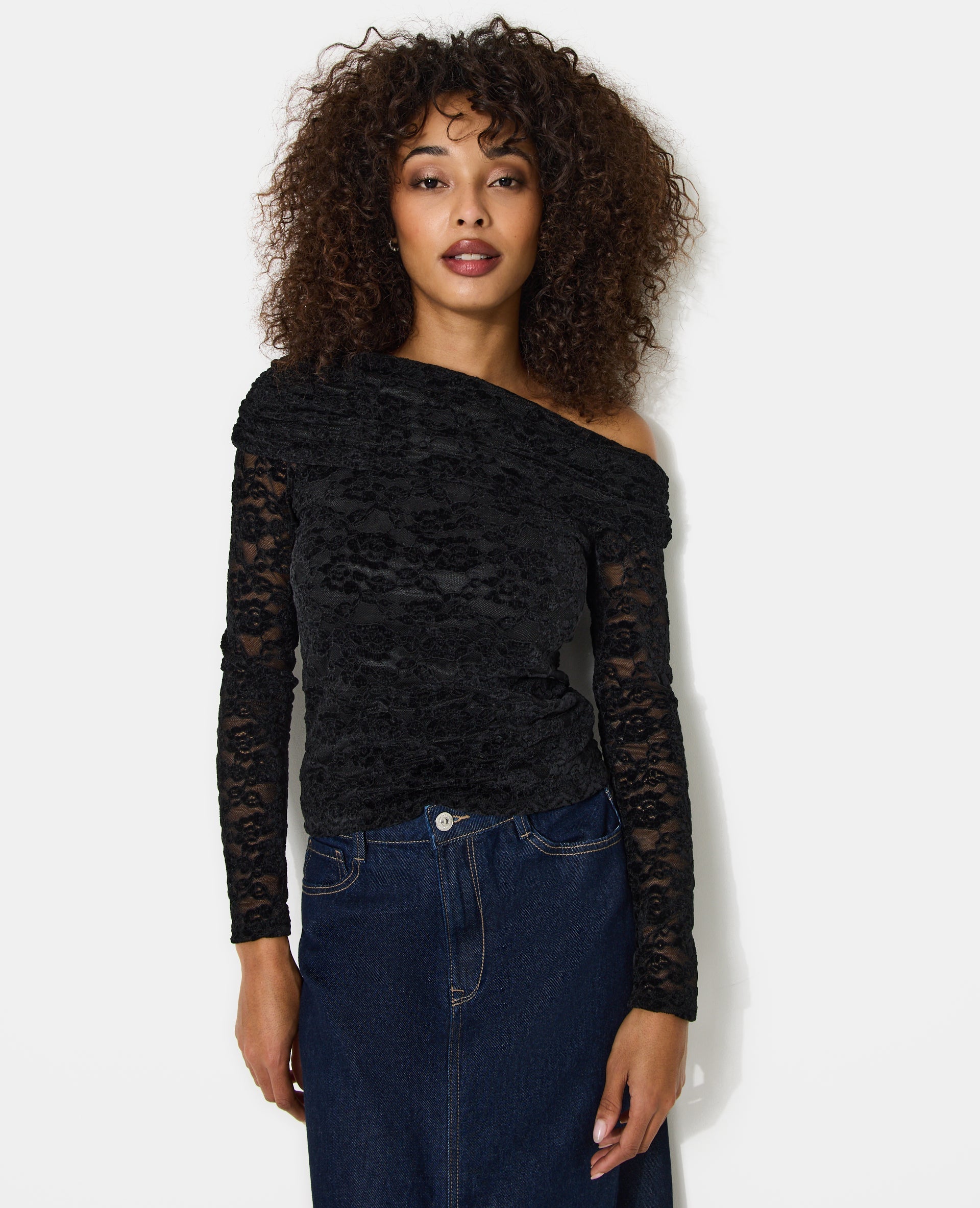 Top asymétrique en résille avec fleurs velours
