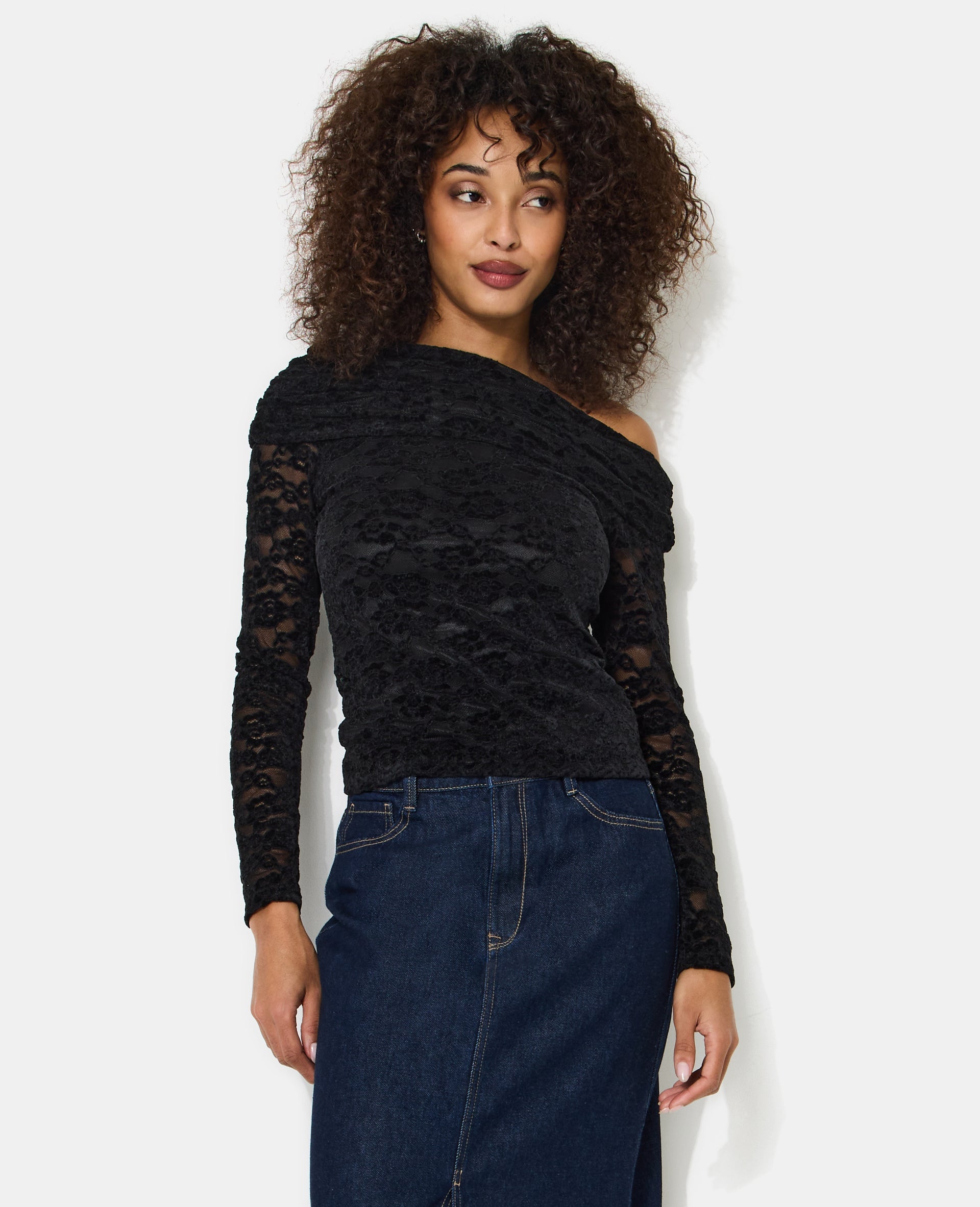 Top asymétrique en résille avec fleurs velours