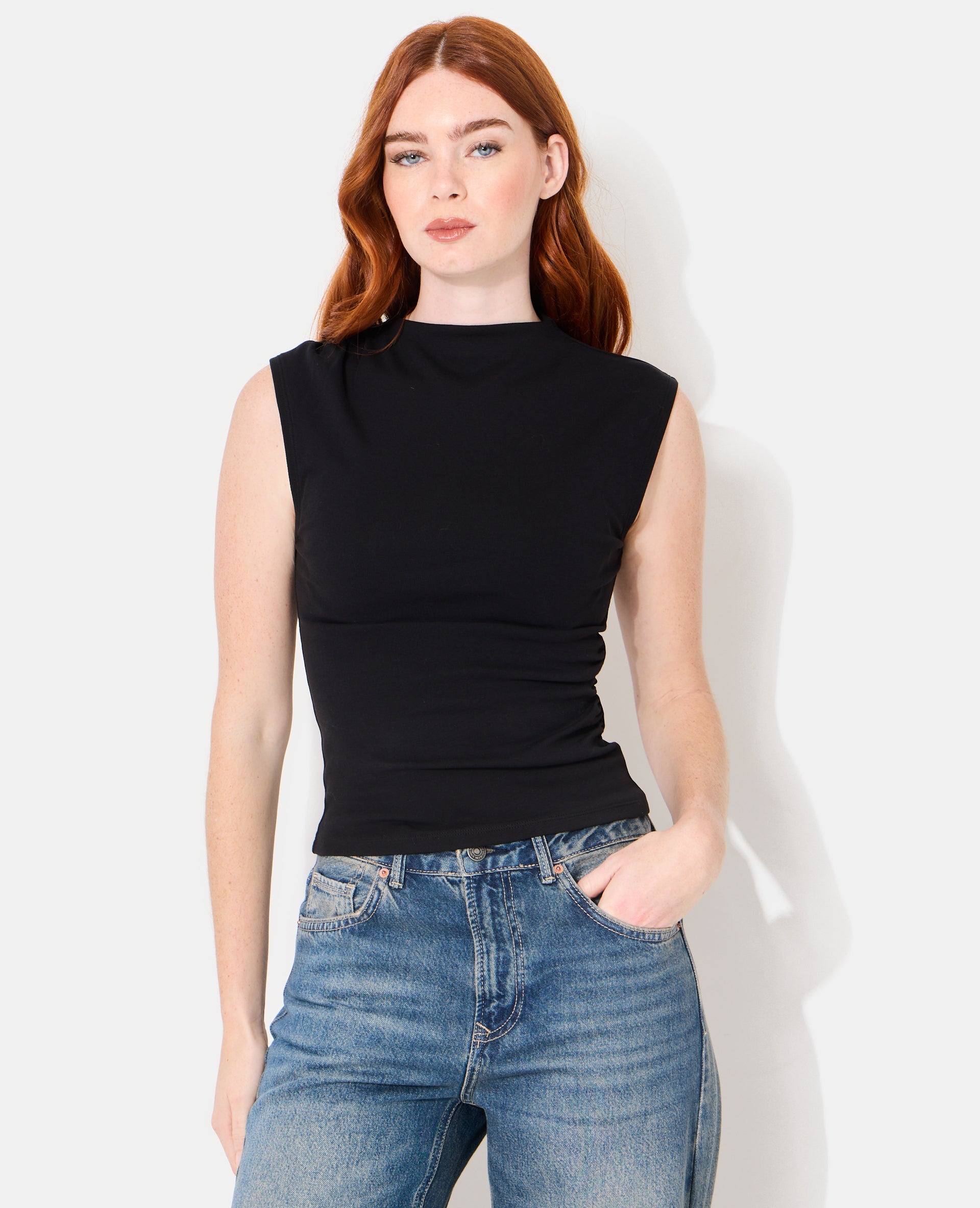 T-shirt sans manches avec col montant et fronces