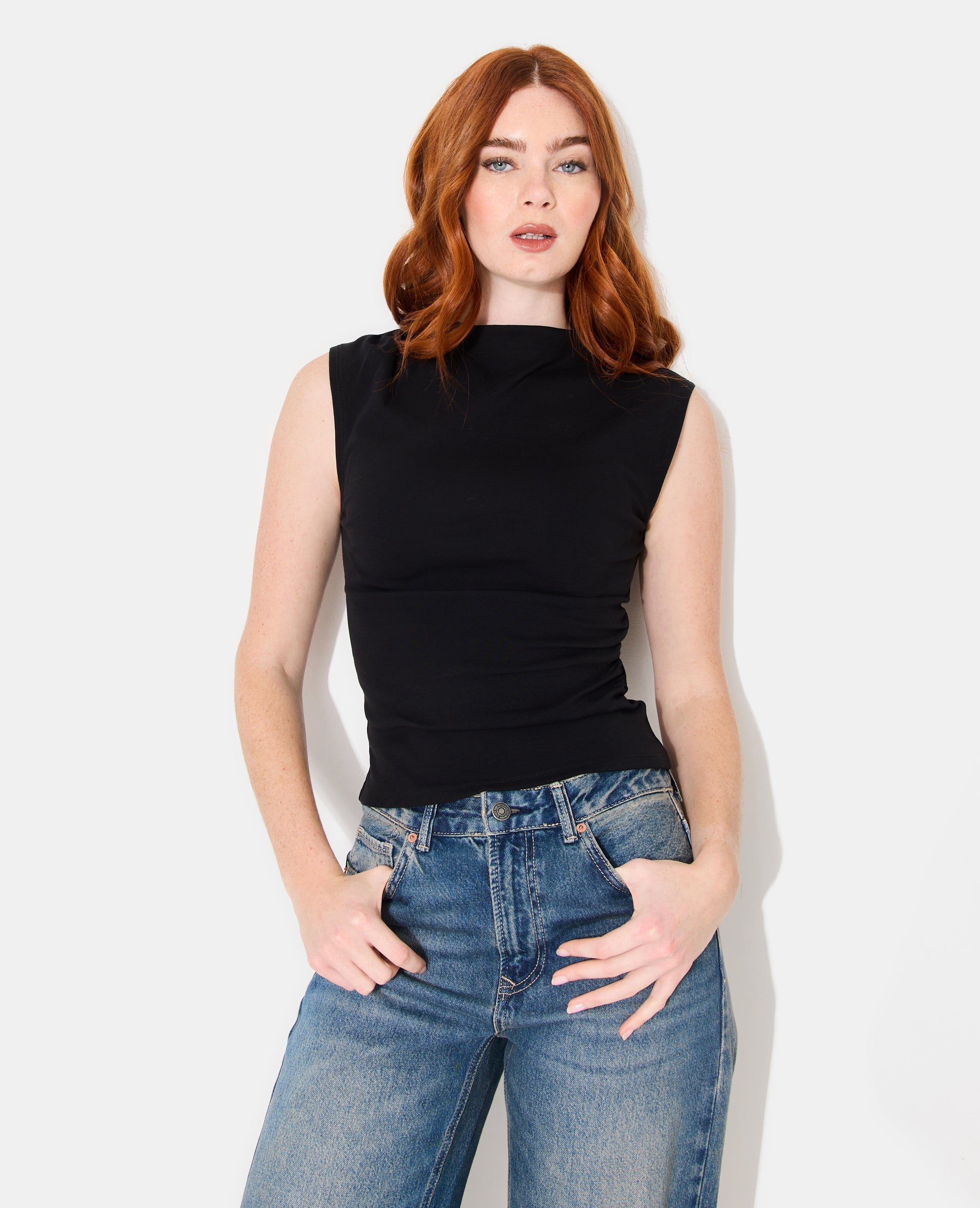 T-shirt sans manches avec col montant et fronces